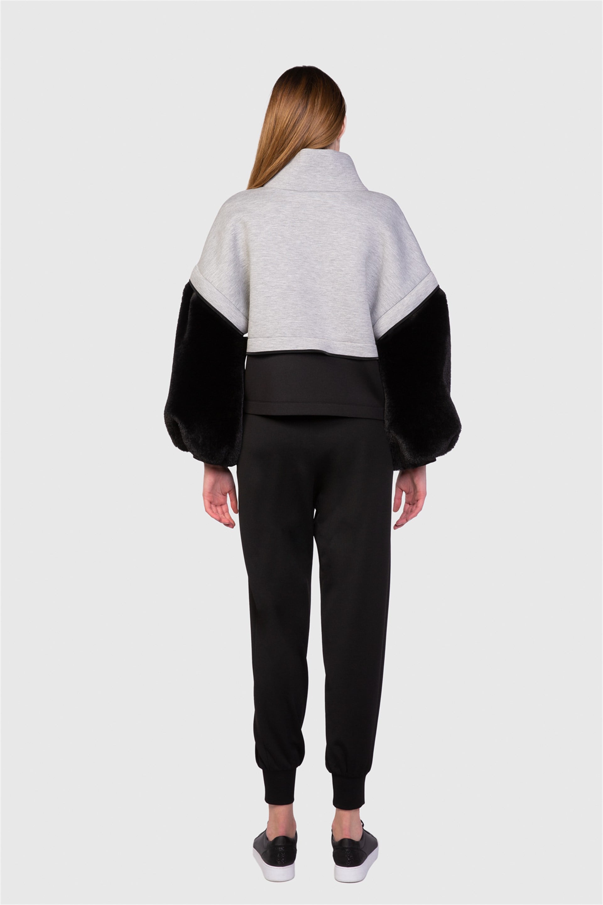 Kolları Kürk Detaylı Yazı Nakışlı Siyah Sweatshirt