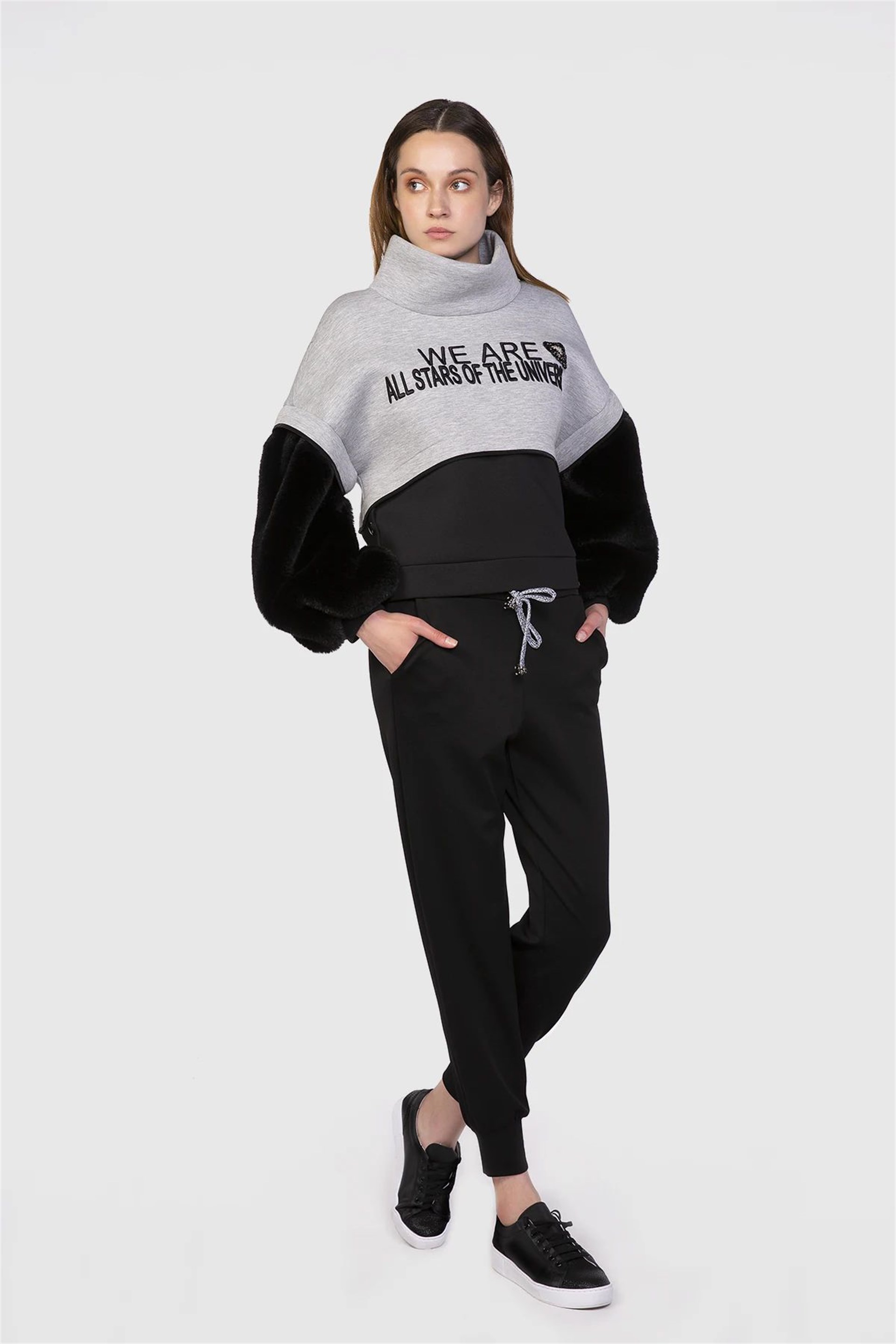 Kolları Kürk Detaylı Yazı Nakışlı Siyah Sweatshirt
