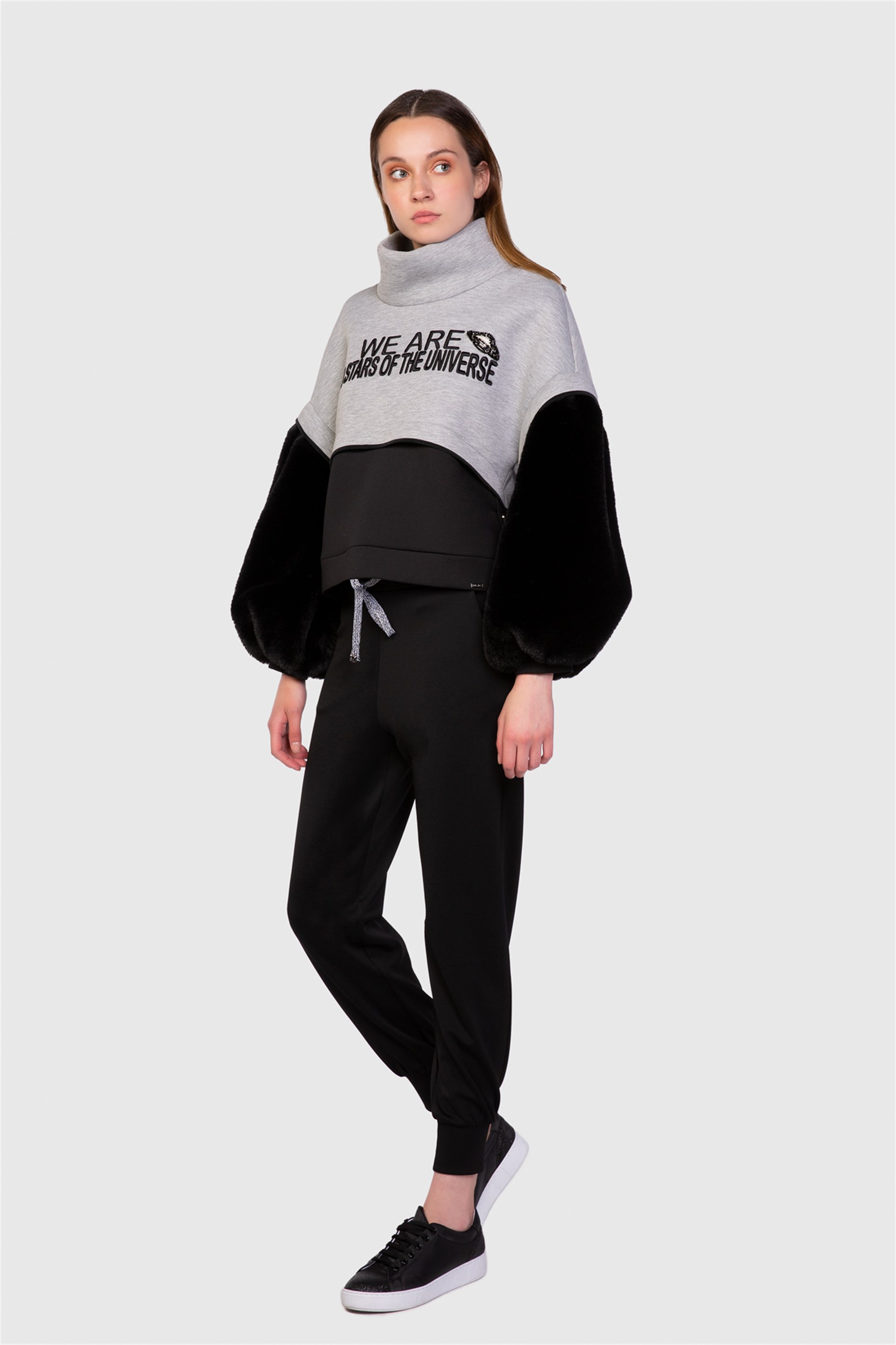 Kolları Kürk Detaylı Yazı Nakışlı Siyah Sweatshirt