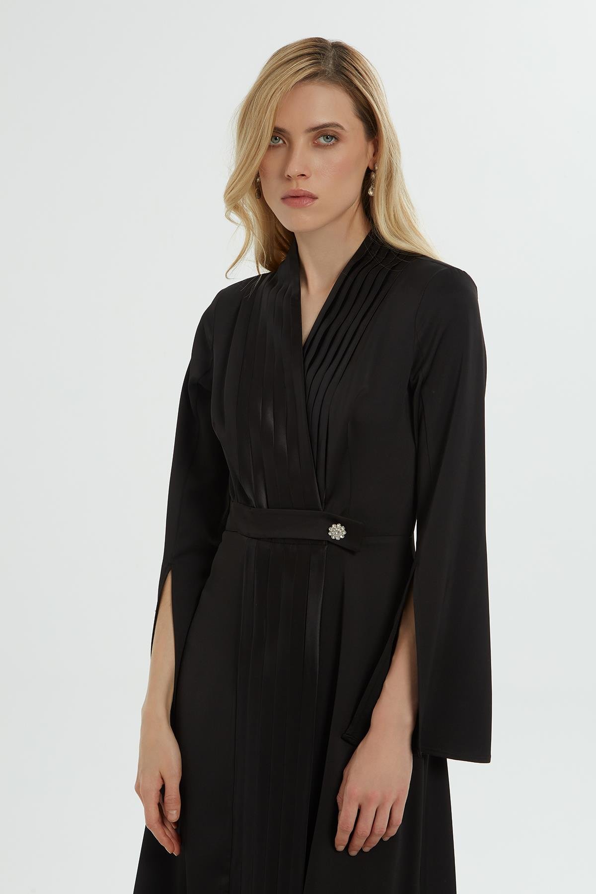 Kolları Yırtmaçlı V Yaka Uzun Siyah Elbise