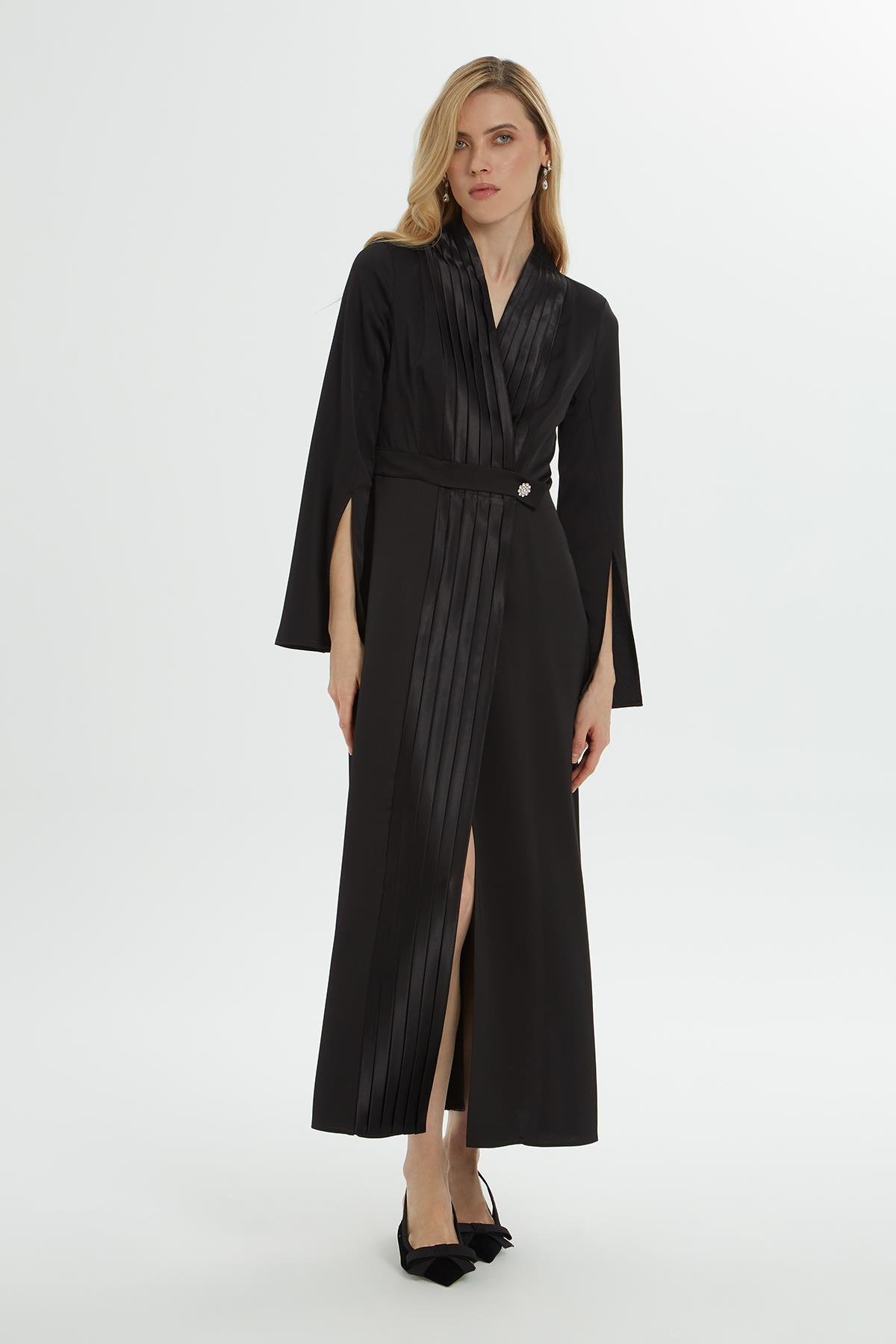 Kolları Yırtmaçlı V Yaka Uzun Siyah Elbise