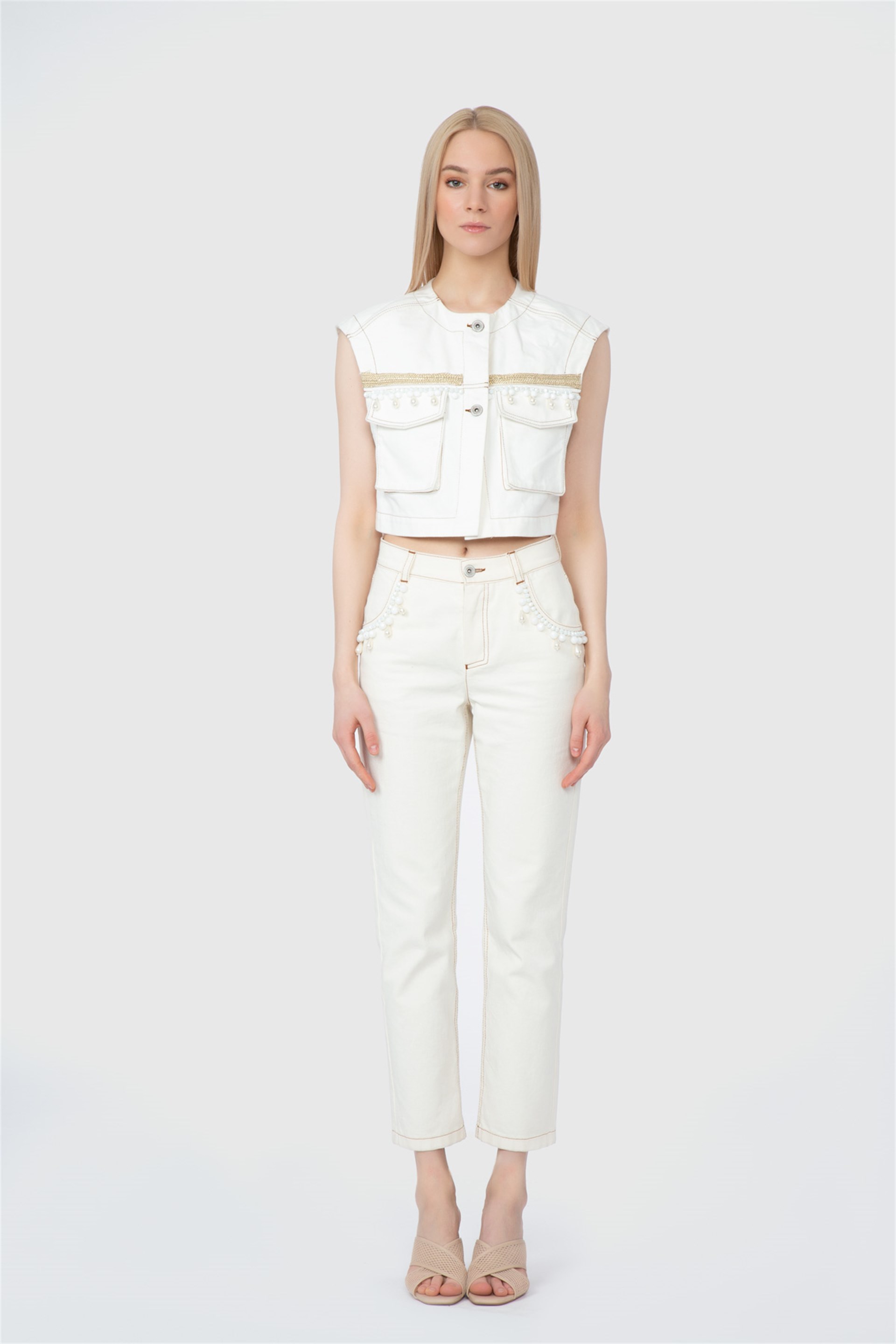 Kolsuz İşleme Detaylı Crop Ekru Yelek