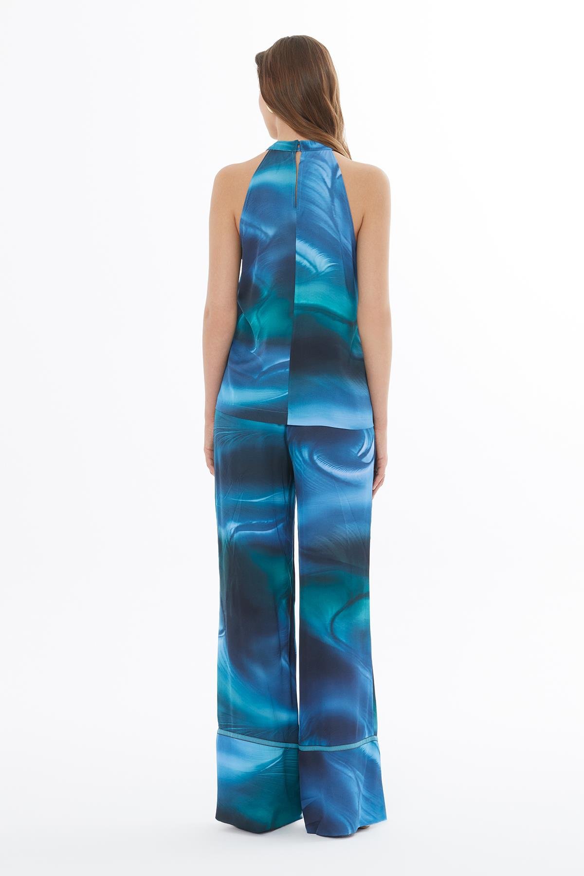 KOLSUZ ÖNÜNDE TOKALI ARKA ORTA DÜĞMELİ KADIN BLUZ