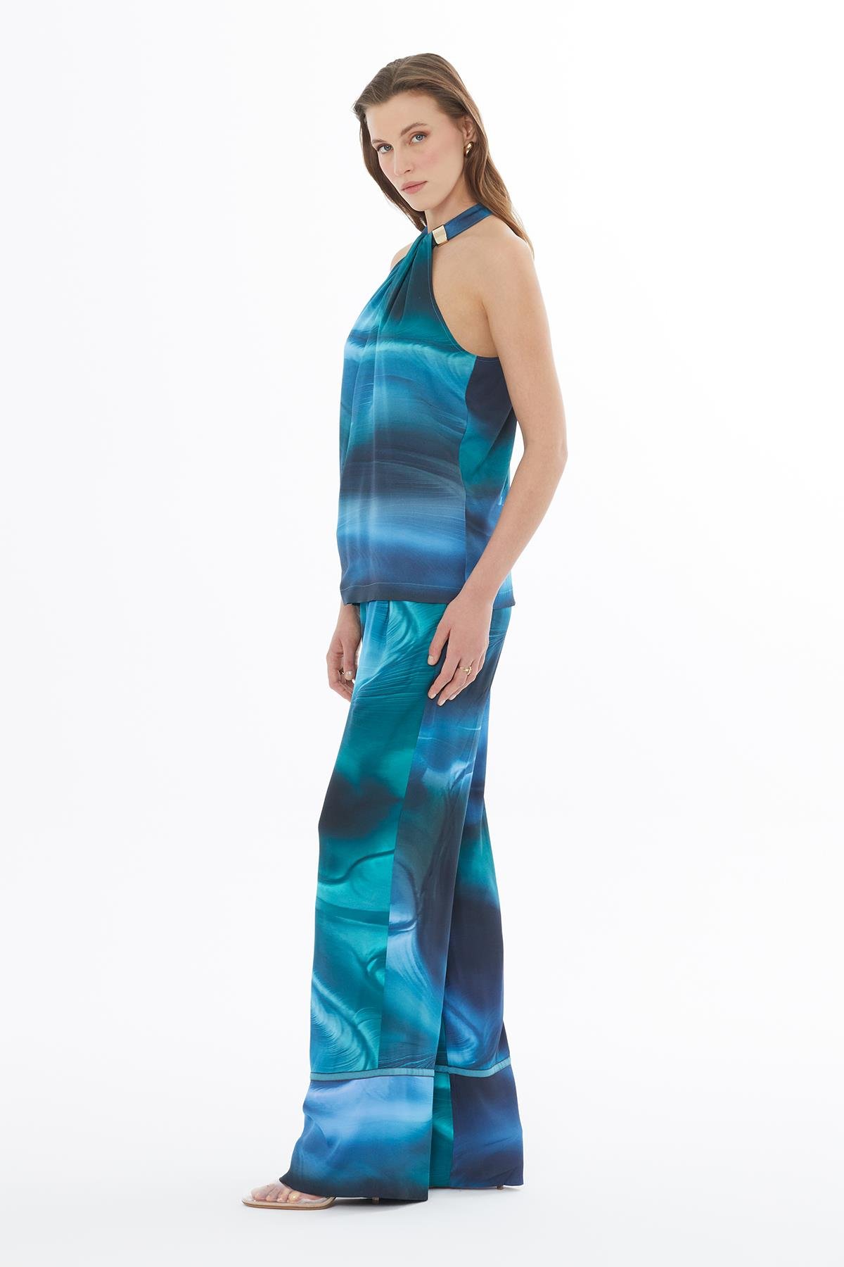 KOLSUZ ÖNÜNDE TOKALI ARKA ORTA DÜĞMELİ KADIN BLUZ