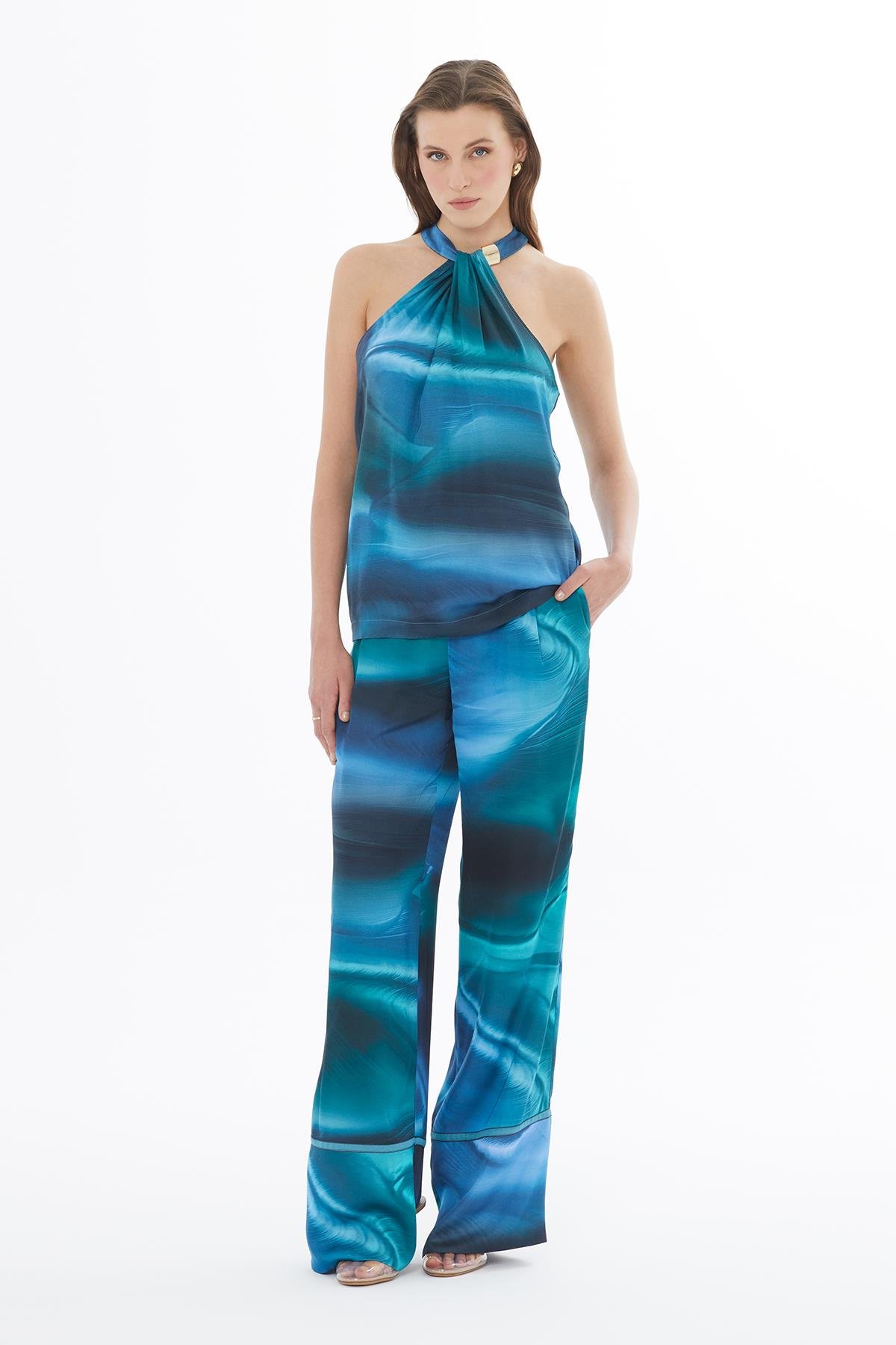 KOLSUZ ÖNÜNDE TOKALI ARKA ORTA DÜĞMELİ KADIN BLUZ