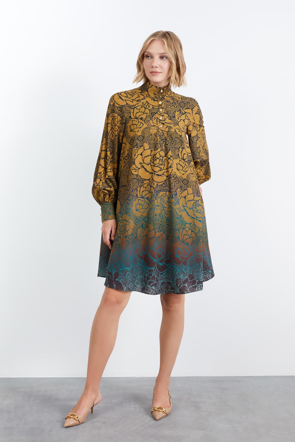 Konrast Renk Geçişli Gül Desenli Safran Rengi Kısa Elbise