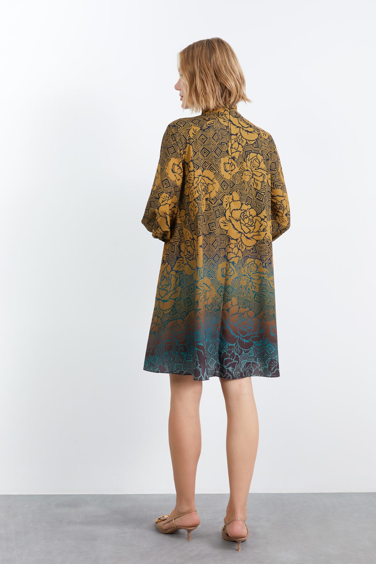 Konrast Renk Geçişli Gül Desenli Safran Rengi Kısa Elbise