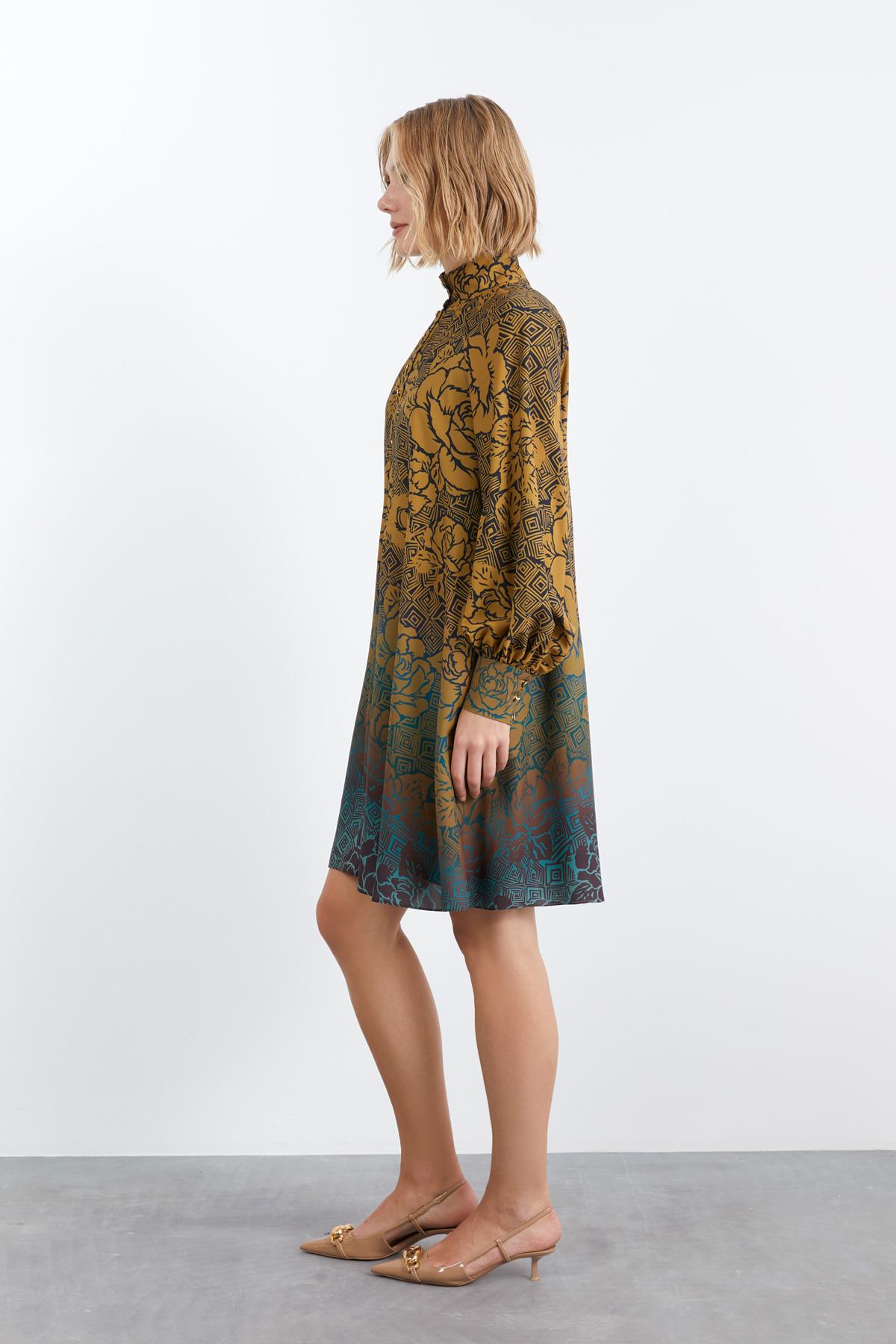 Konrast Renk Geçişli Gül Desenli Safran Rengi Kısa Elbise