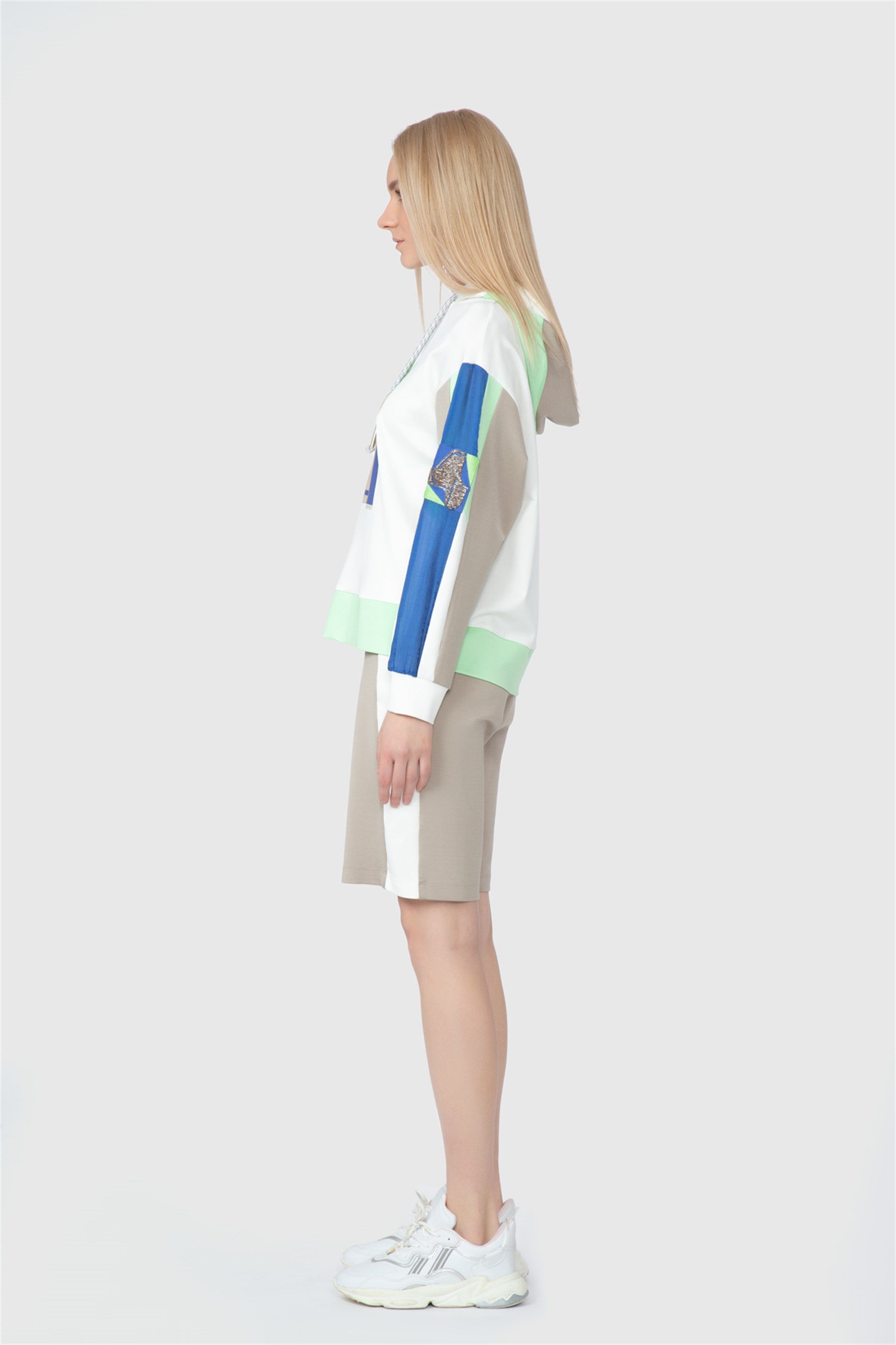 Kontrast Detaylı Kapuşonlu Baskılı Ekru Sweatshirt