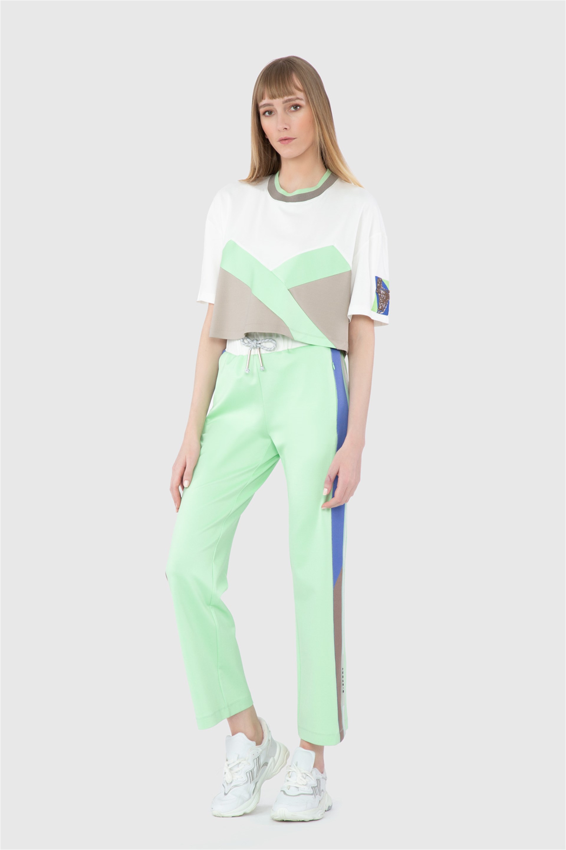 Kontrast Detaylı Triko Bant Yaka Crop Ekru Tshirt