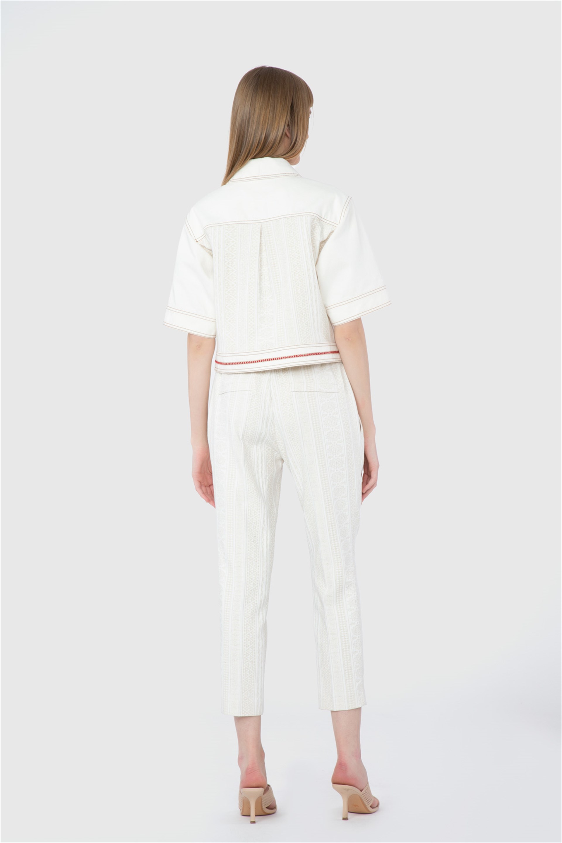 Kontrast Kumaşlı Etknik Aksesuar Detaylı  Beyaz Gömlek