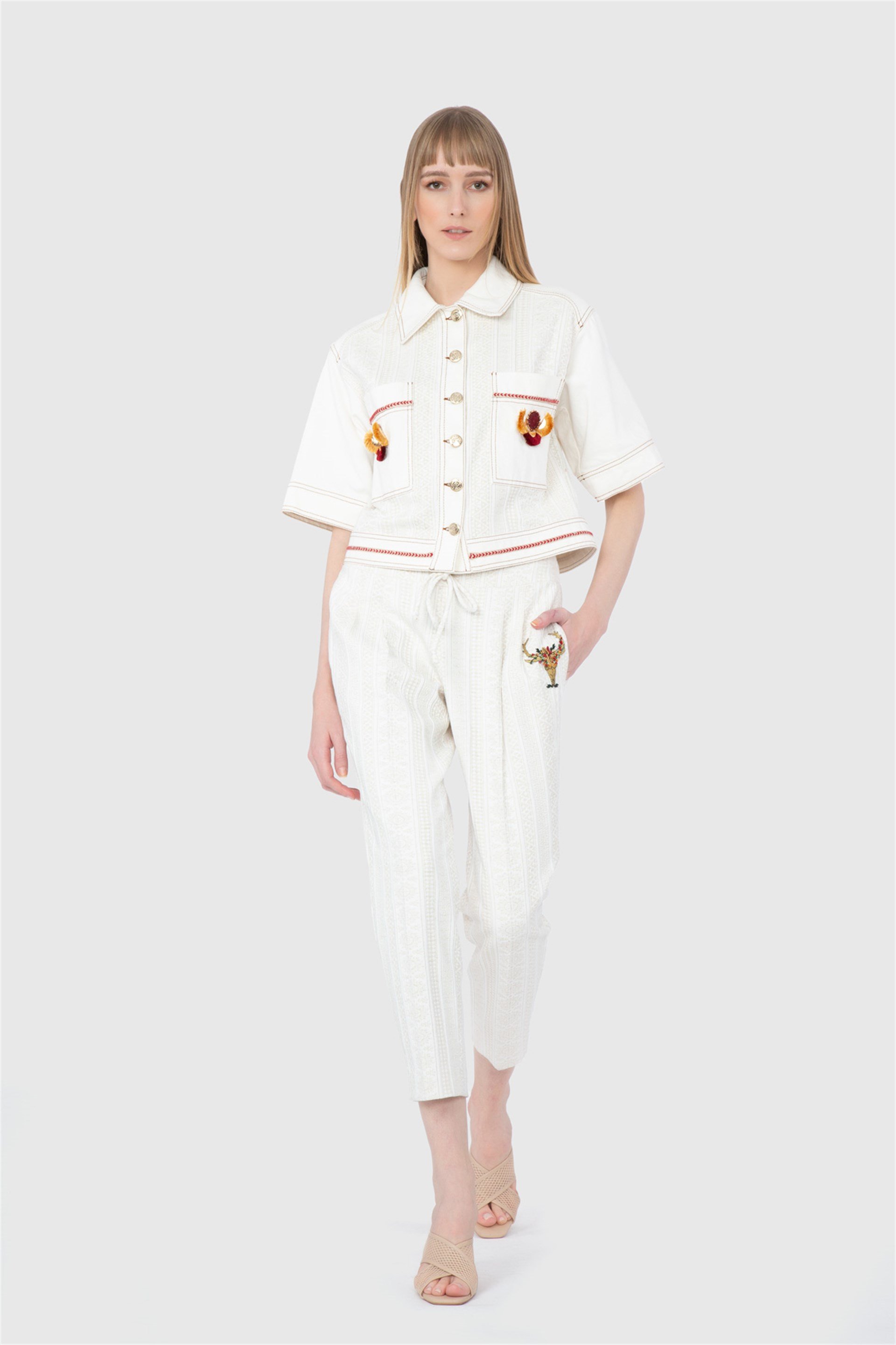 Kontrast Kumaşlı Etknik Aksesuar Detaylı  Beyaz Gömlek