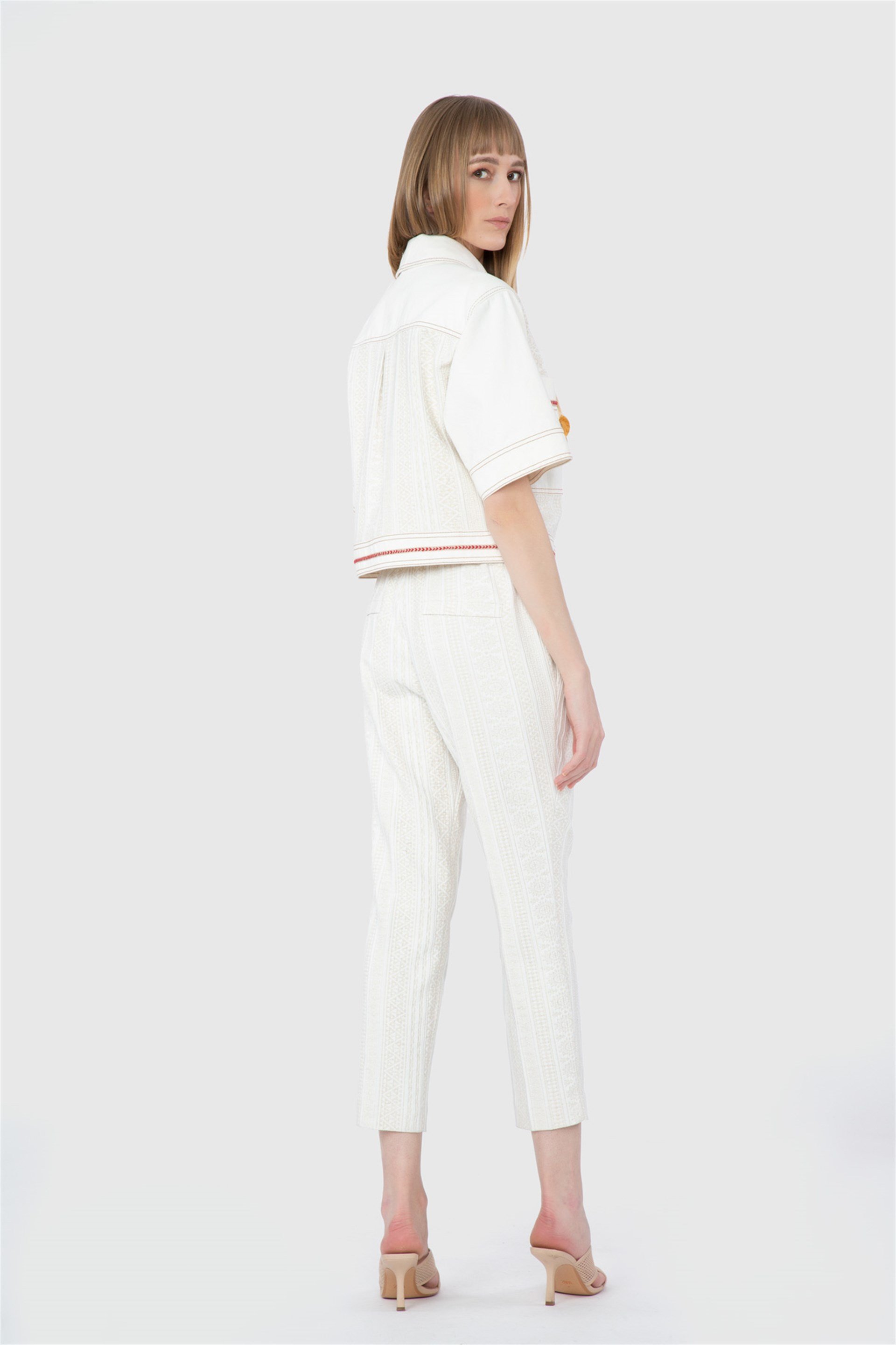 Kontrast Kumaşlı Etknik Aksesuar Detaylı  Beyaz Gömlek