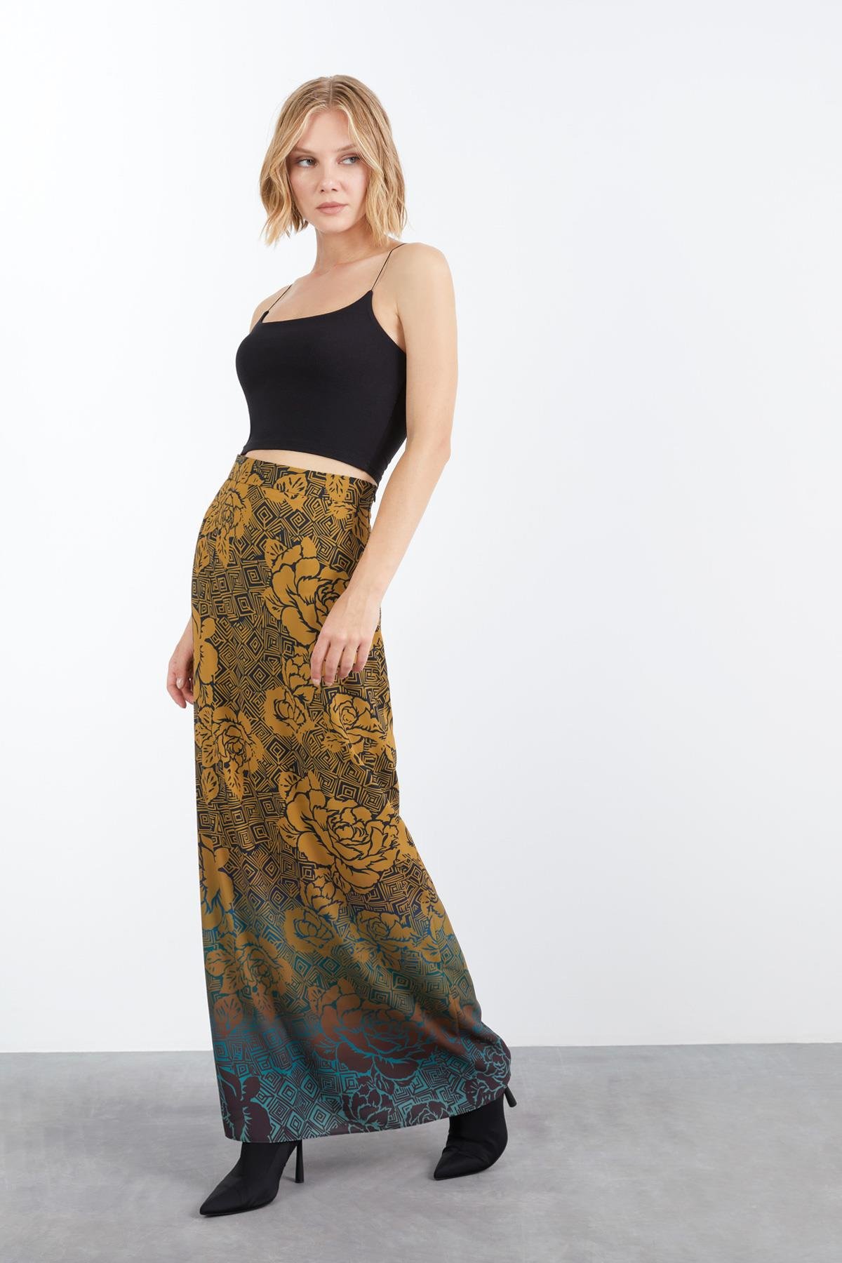 Contrast Color Transition Rose Pattern Straight-Cut Saffron Color Skirt