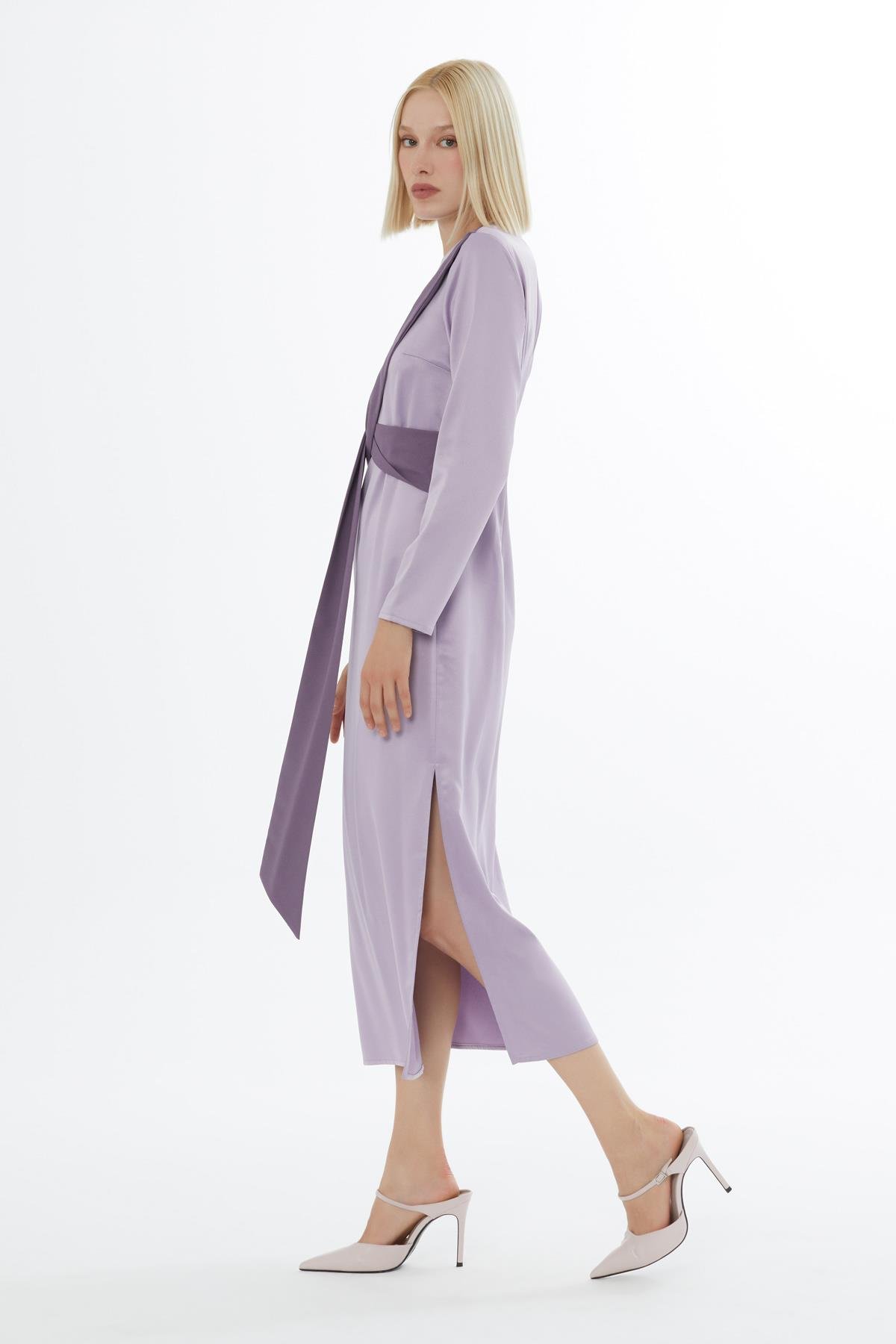 Kontrast Renkli Yandan Yırtmaçlı Midi Boy Haki Elbise