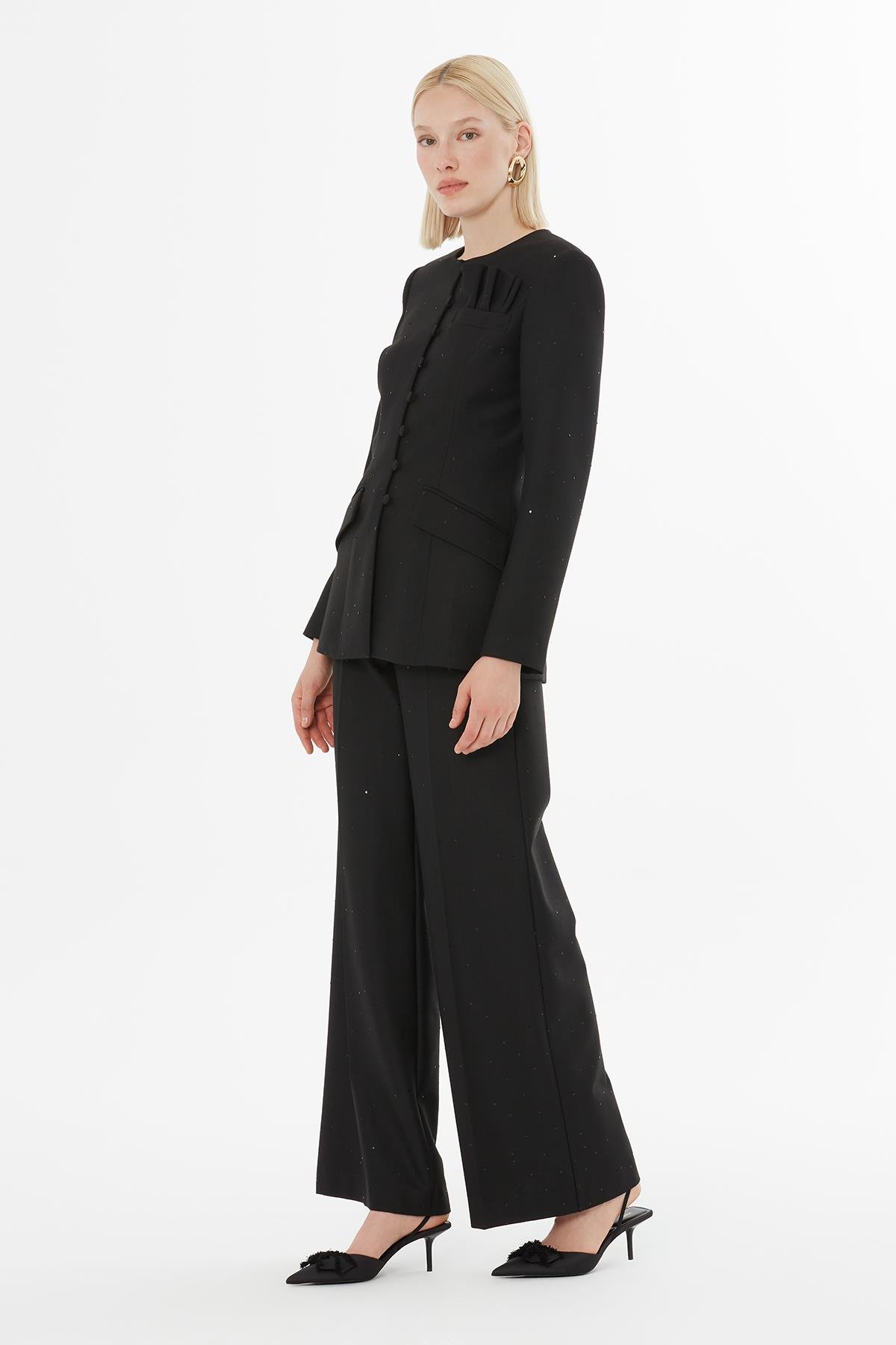 Kruvaze Kapamalı Kemerli Ceket ve Siyah Pantolonlu Takım