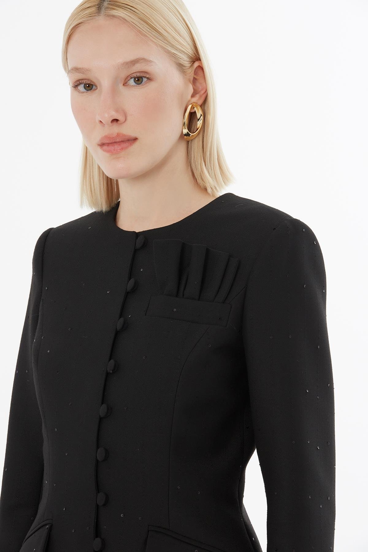 Kruvaze Kapamalı Kemerli Ceket ve Siyah Pantolonlu Takım