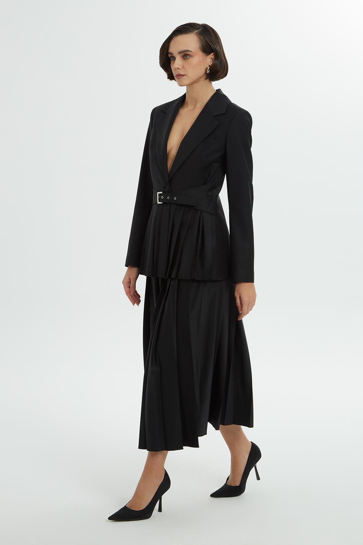 Kruvaze Yaka Kemerli Altı Pile Detaylı Siyah Ceket