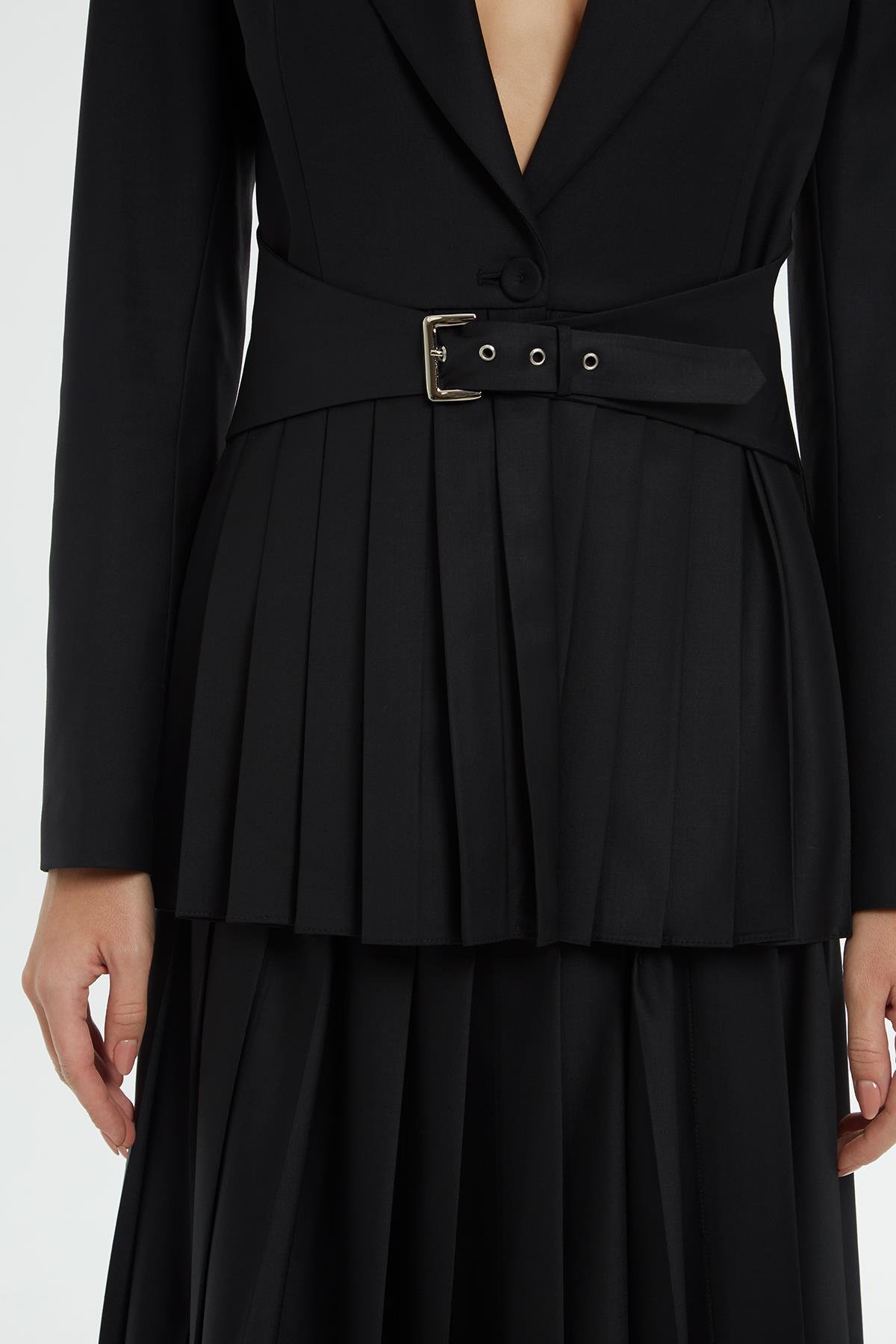 Kruvaze Yaka Kemerli Altı Pile Detaylı Siyah Ceket