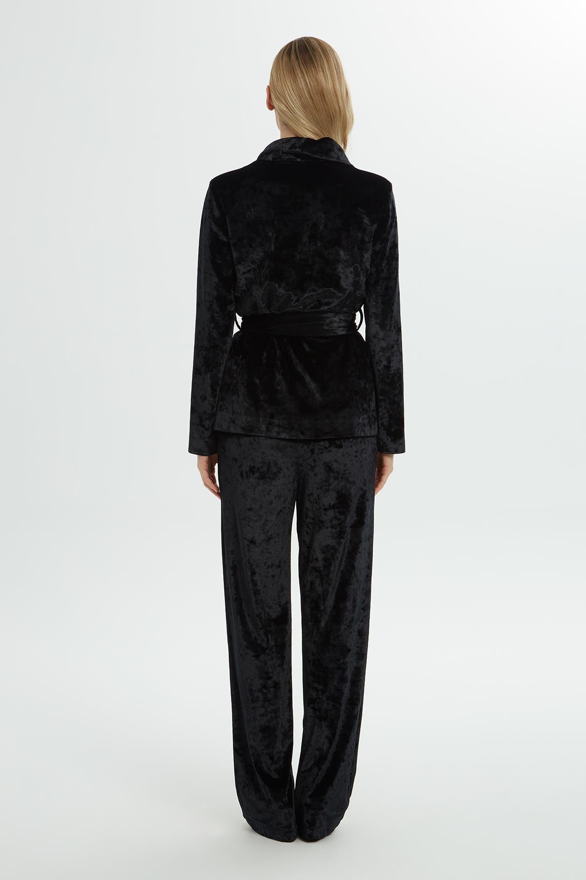 Kruvaze Yakalı Ceket Ve Siyah Pantolon Takım