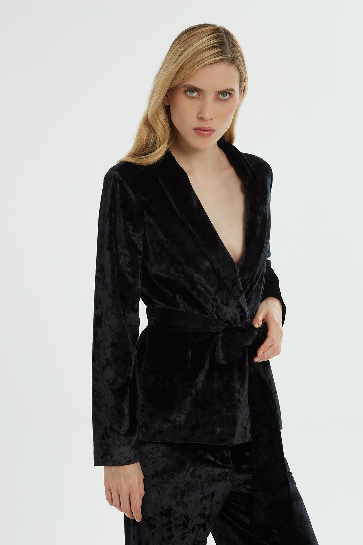 Kruvaze Yakalı Ceket Ve Siyah Pantolon Takım