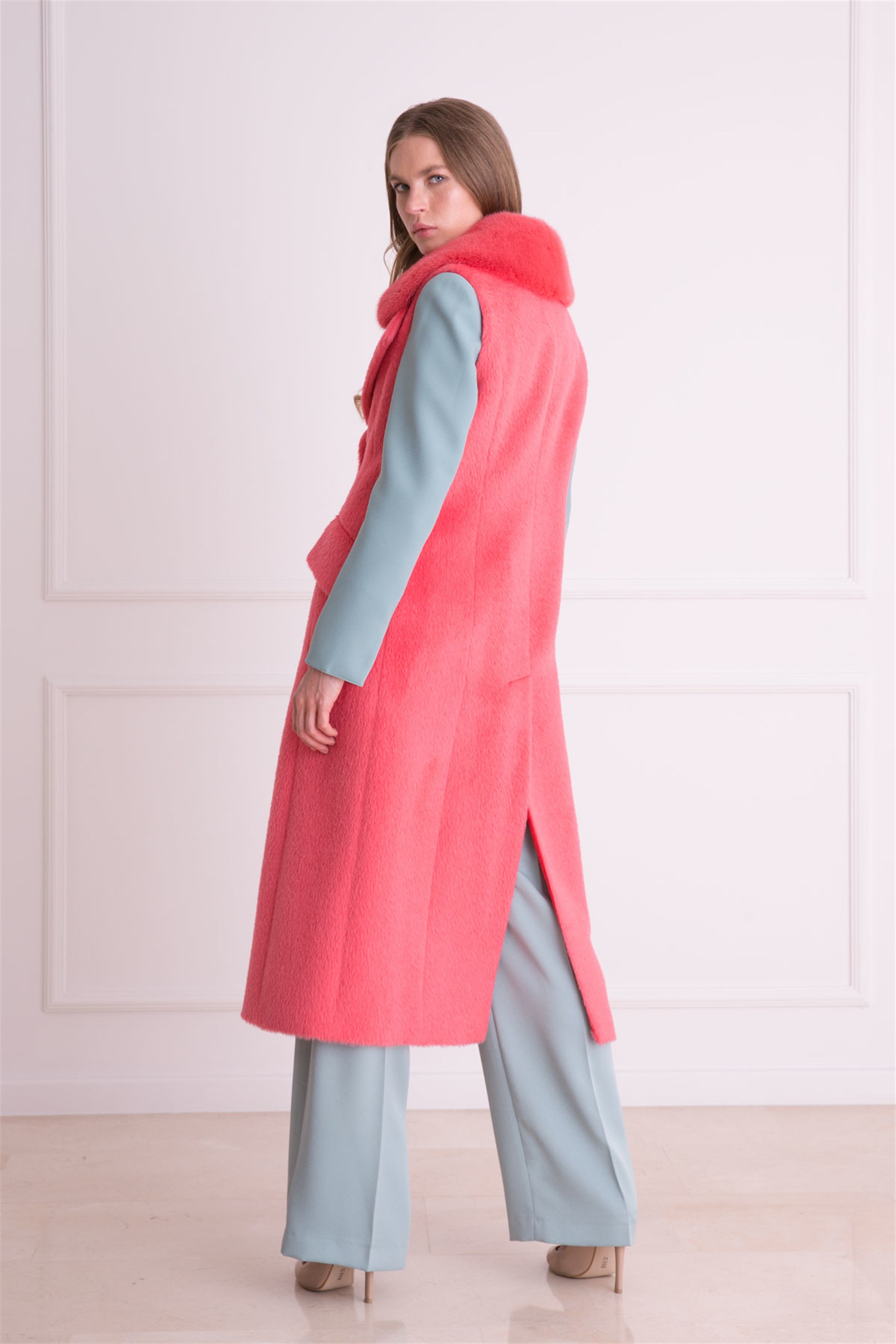 Kürk Yaka Mercan Rengi Alpaka Yün Kaban