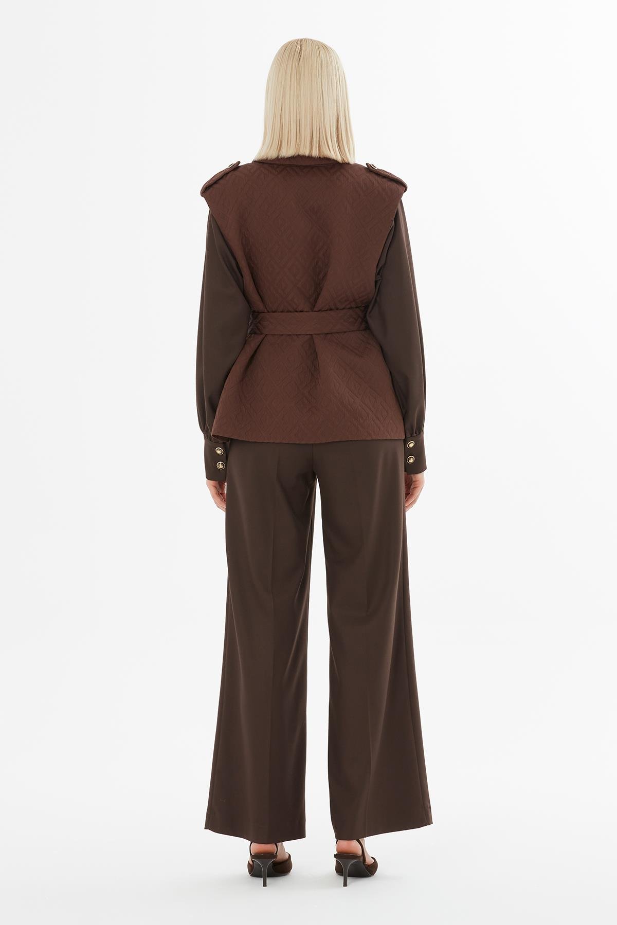 Kuşaklı Ceket Ve Kahverengi Pantolonlu Takım