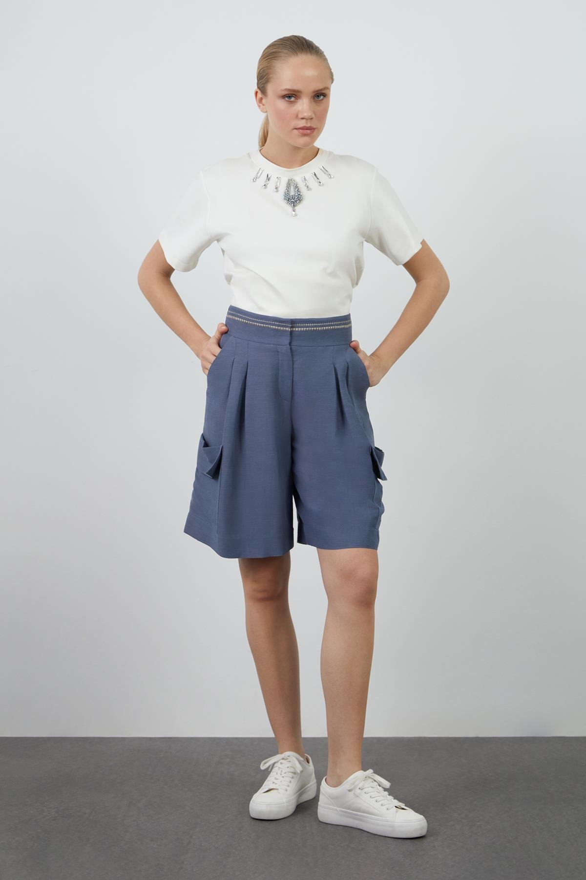 Mavi Mini Ekru Şort