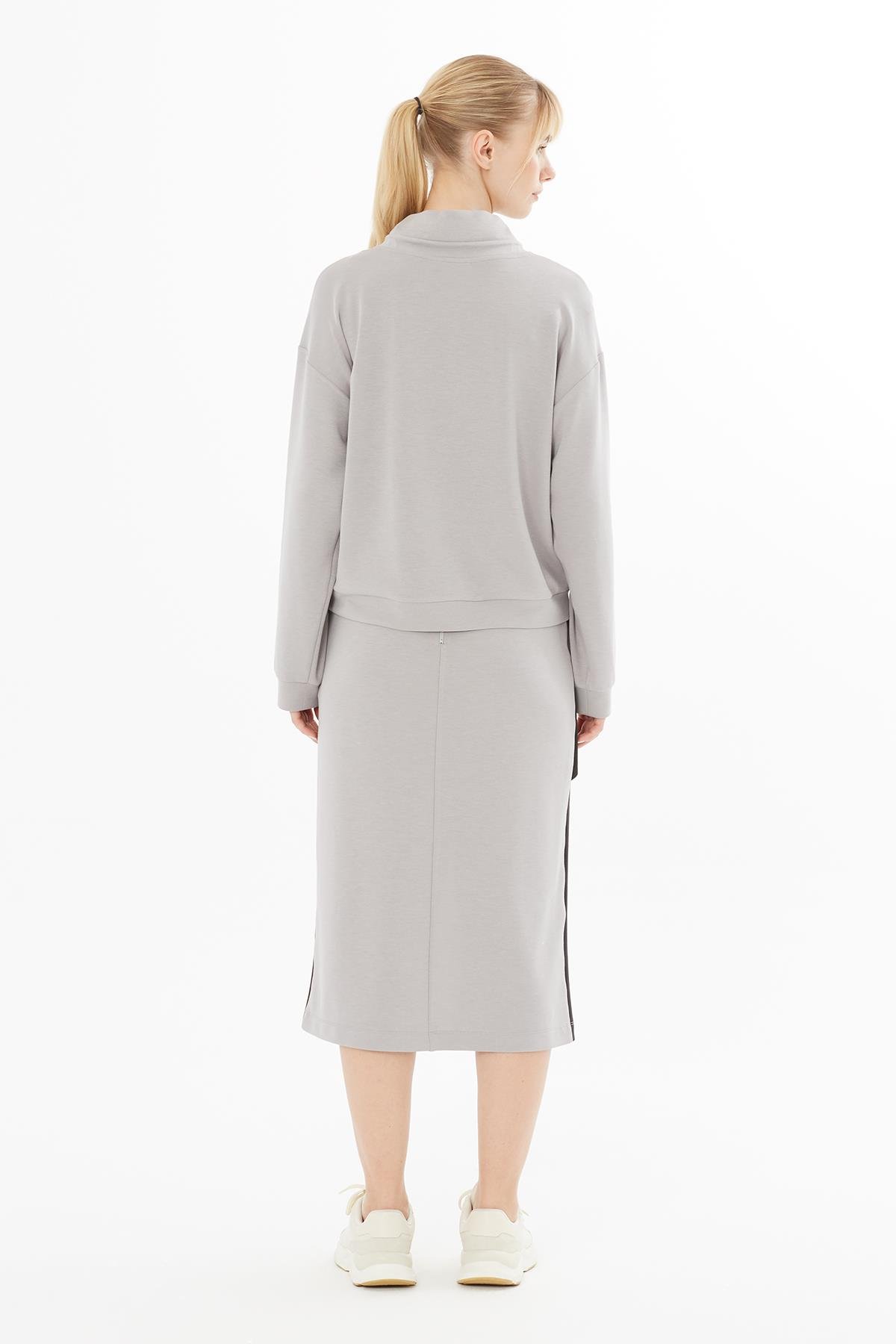 Metal Aksesuarlı Nakış Detaylı Gri Bluz