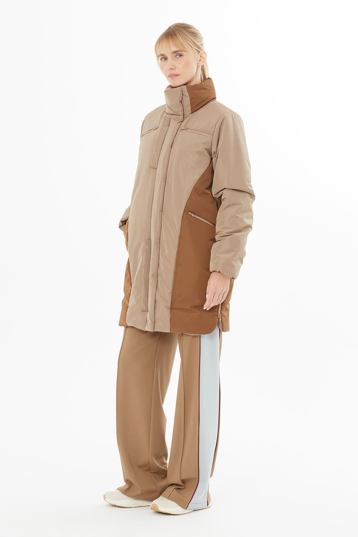 Metal Çıt Çıt Detaylı Bej Uzun Mont