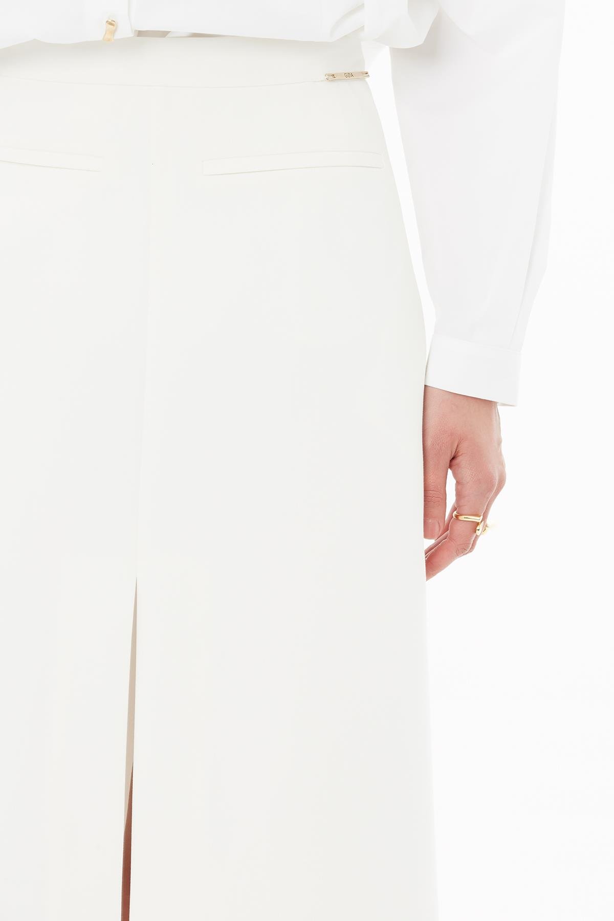 Metal Logo Detaylı Yırtmaçlı Ekru Kalem Etek