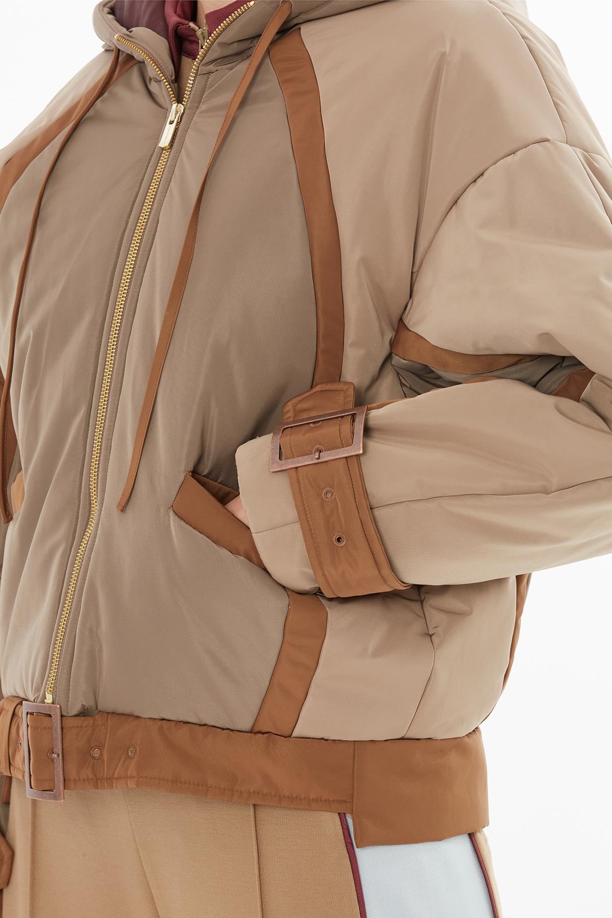 Metal Toka Detaylı Kısa Bej Şişme Mont