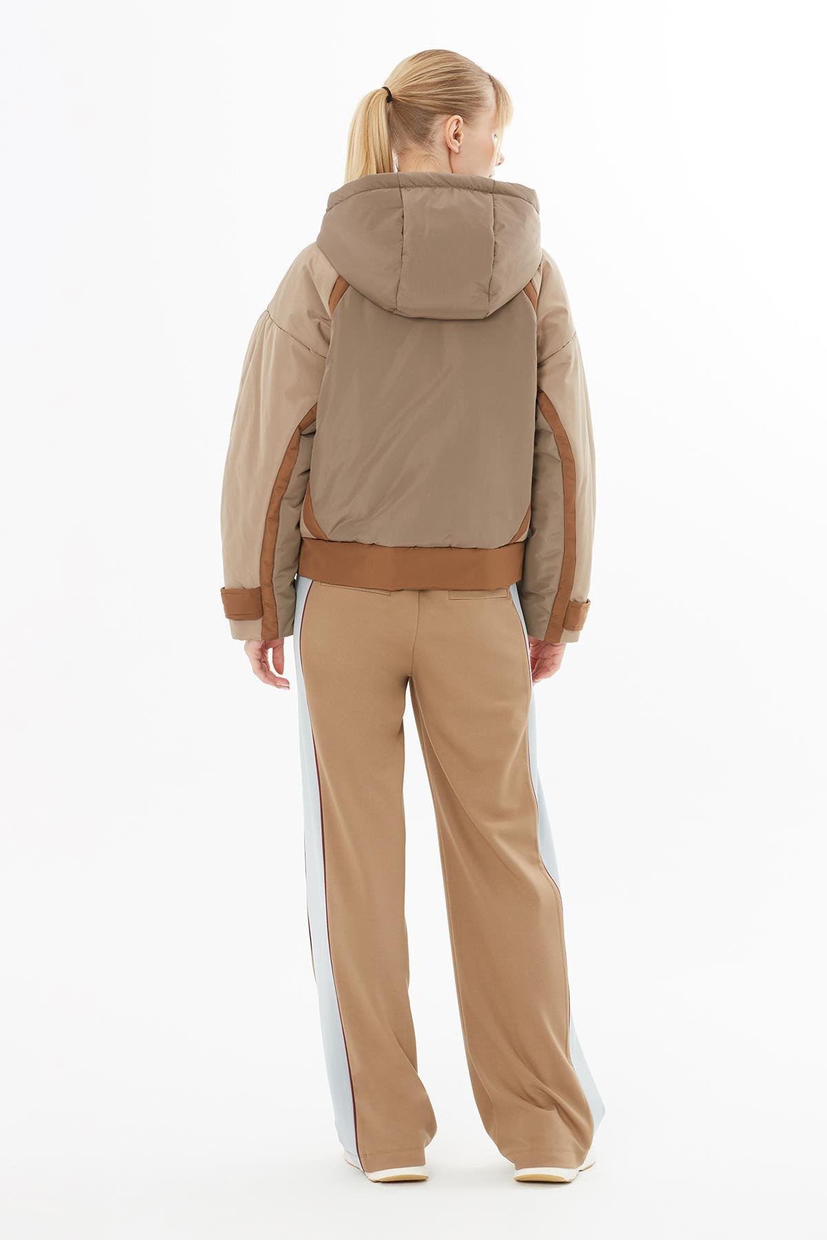 Metal Toka Detaylı Kısa Bej Şişme Mont