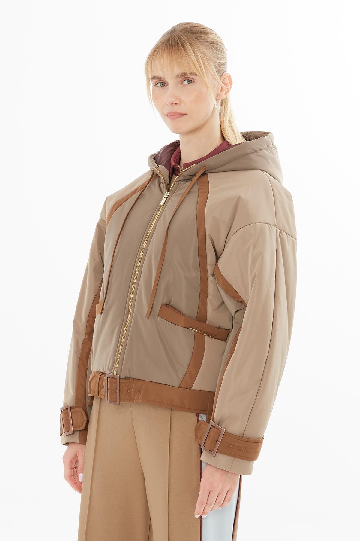 Metal Toka Detaylı Kısa Bej Şişme Mont