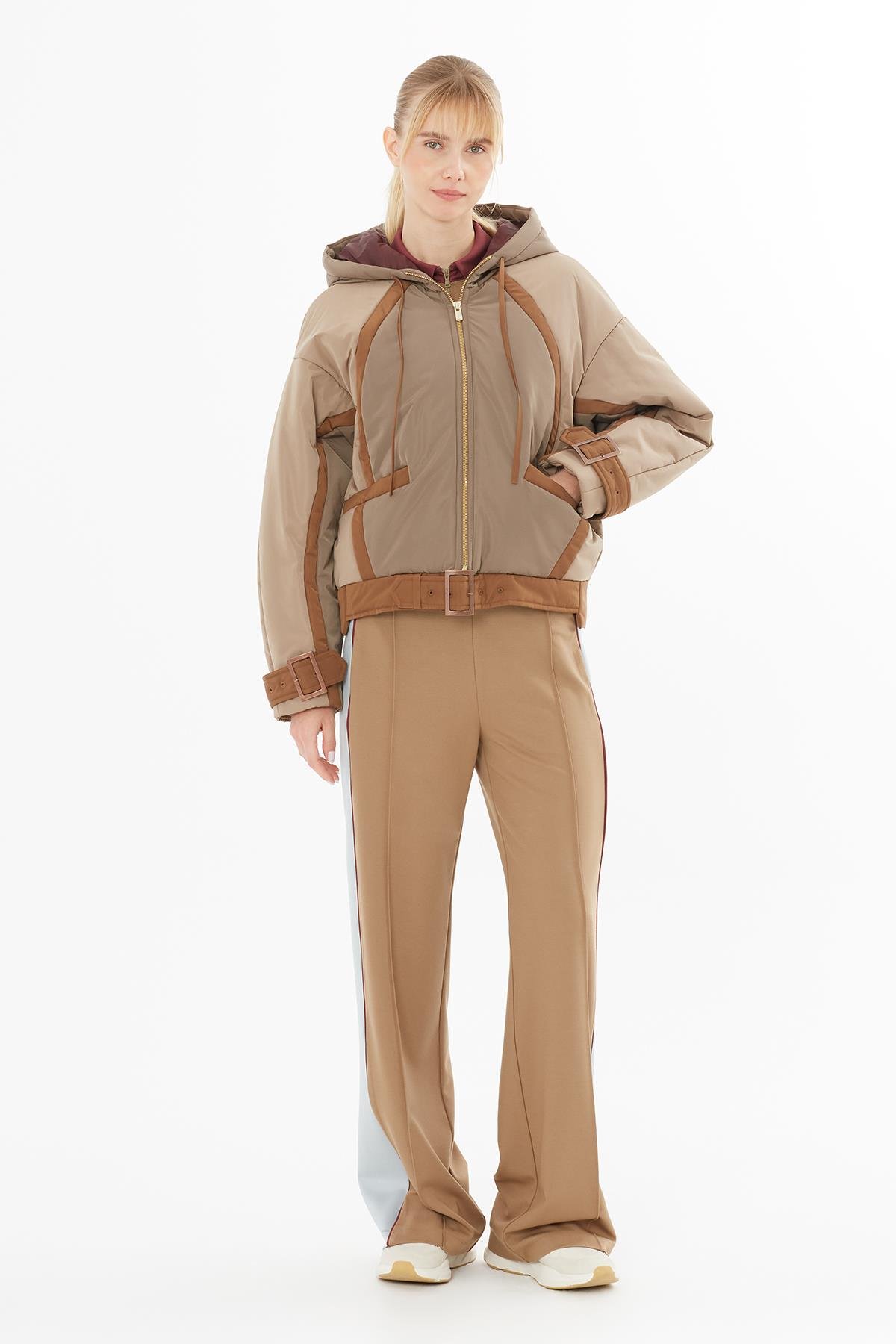 Metal Toka Detaylı Kısa Bej Şişme Mont