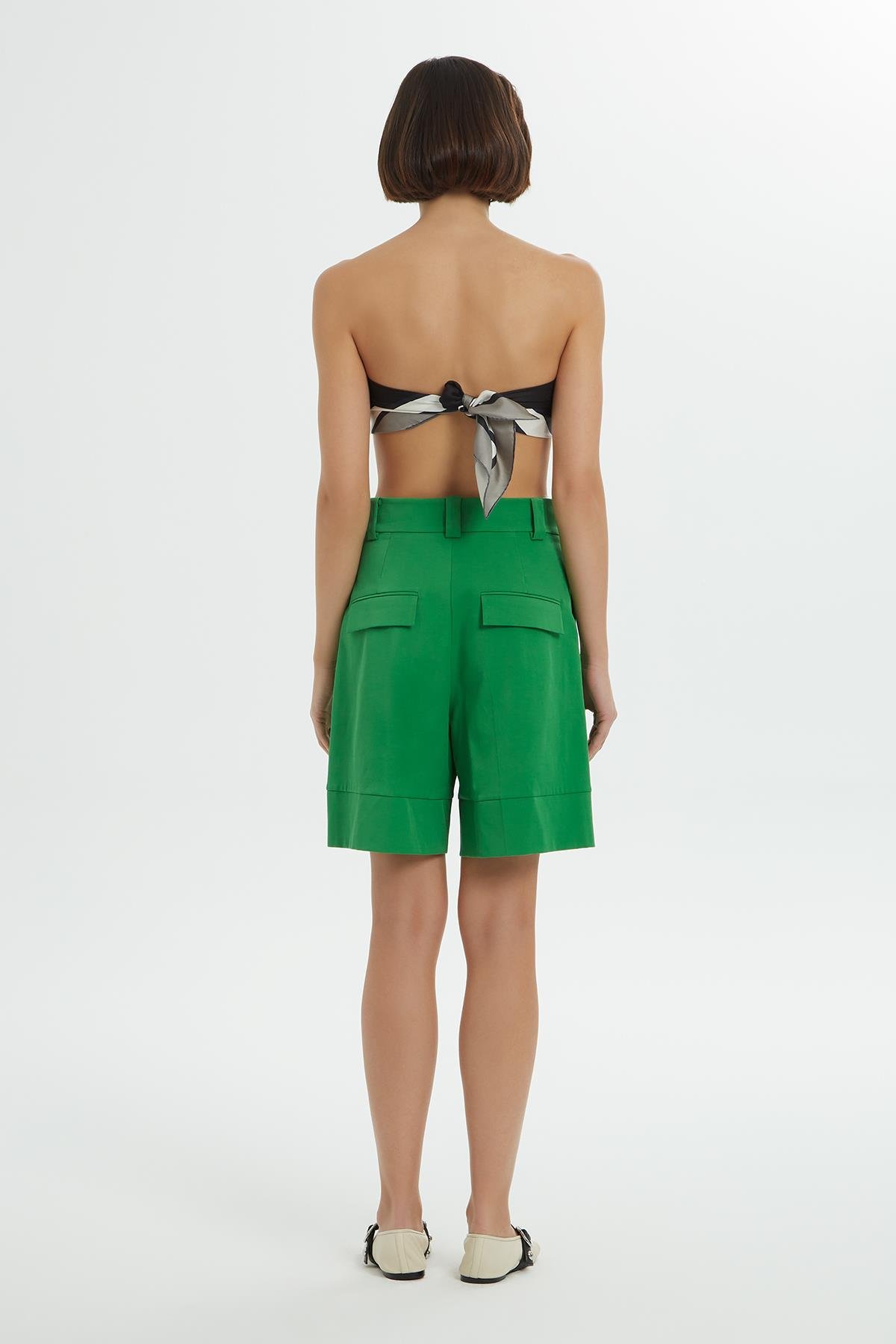 Metal Toka Detaylı Yanlardan Cepli Yeşil Şort