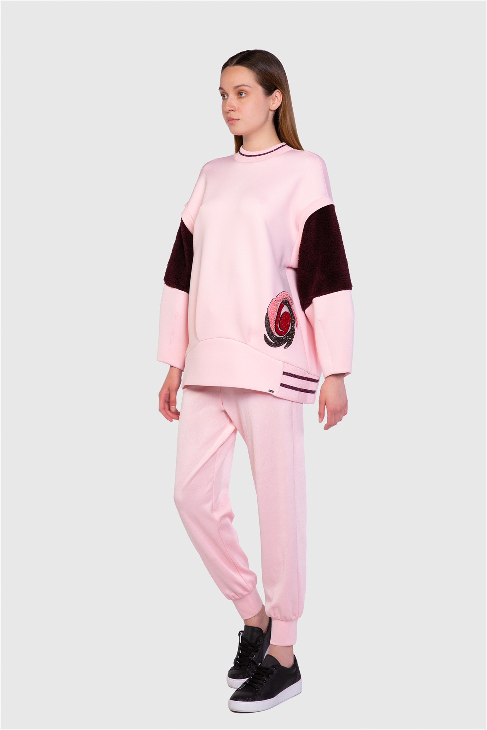 Nakış Aplike Detaylı Kolları Kürk Scuba Pembe Sweatshirt