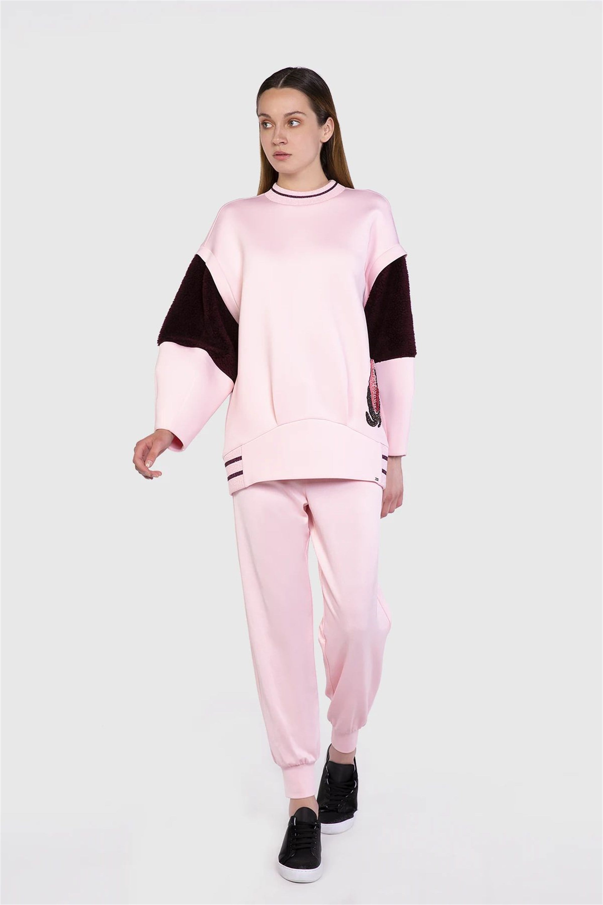 Nakış Aplike Detaylı Kolları Kürk Scuba Pembe Sweatshirt