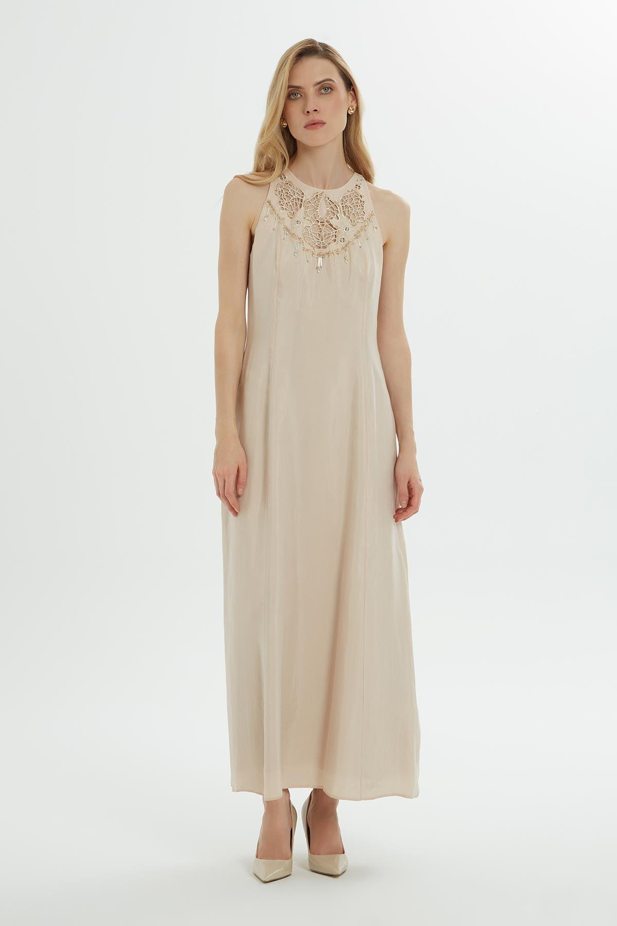 Nakış Detaylı Sıfır Kollu Astarlı Bej Elbise
