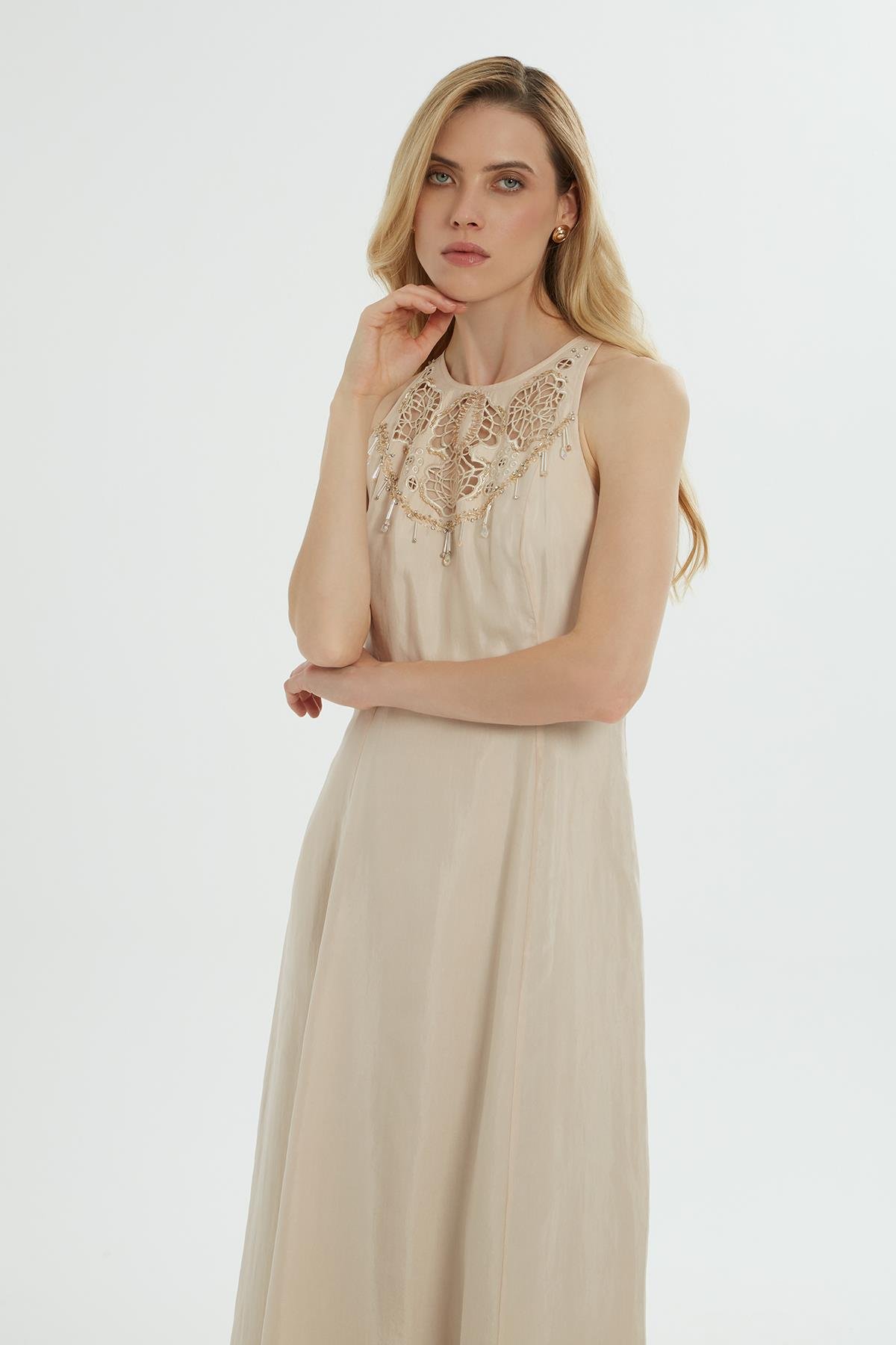 Nakış Detaylı Sıfır Kollu Astarlı Bej Elbise