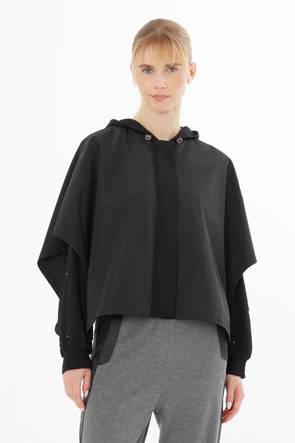 Nakış Üzeri İşleme Detaylı Siyah Yağmurluk