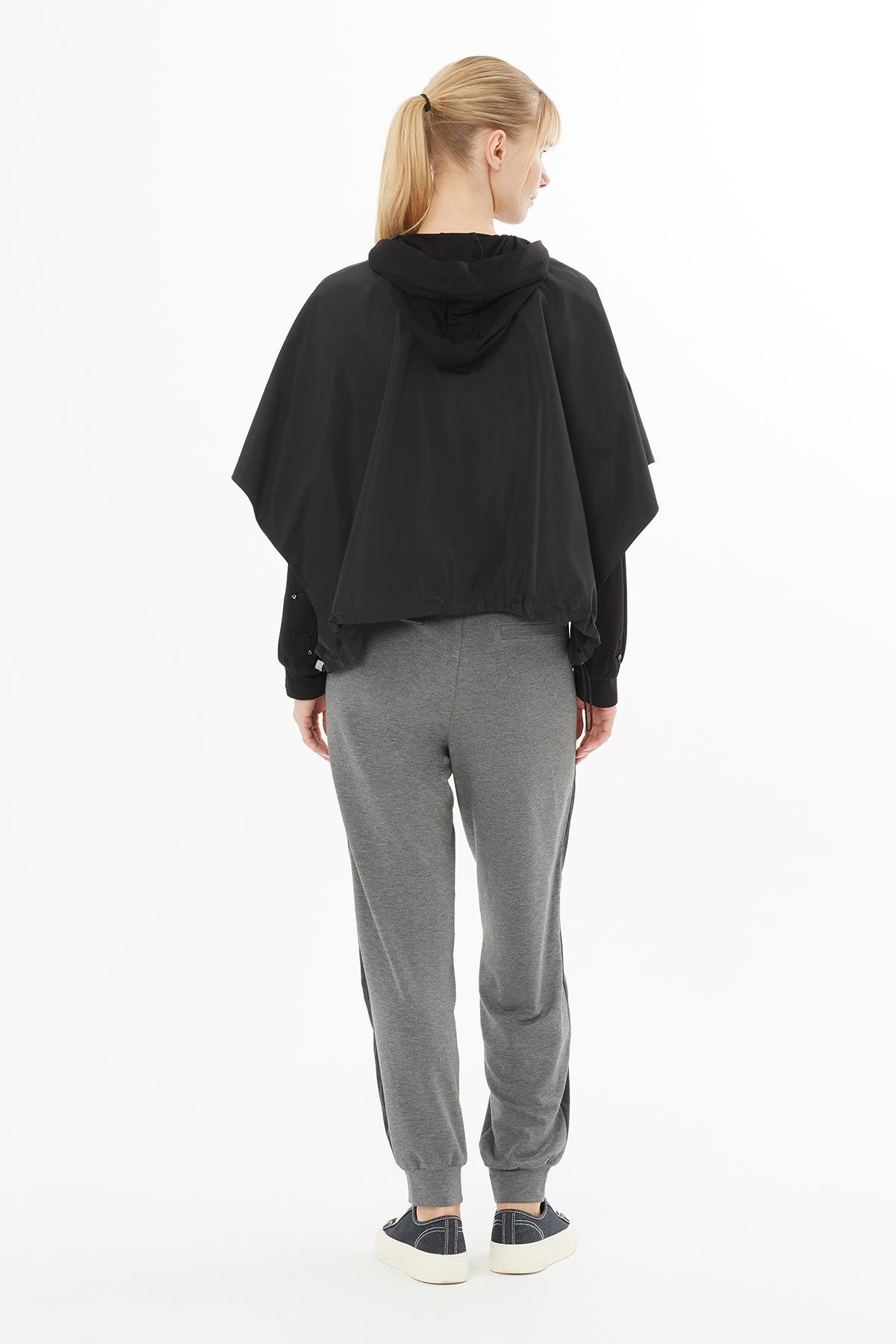 Nakış Üzeri İşleme Detaylı Siyah Yağmurluk