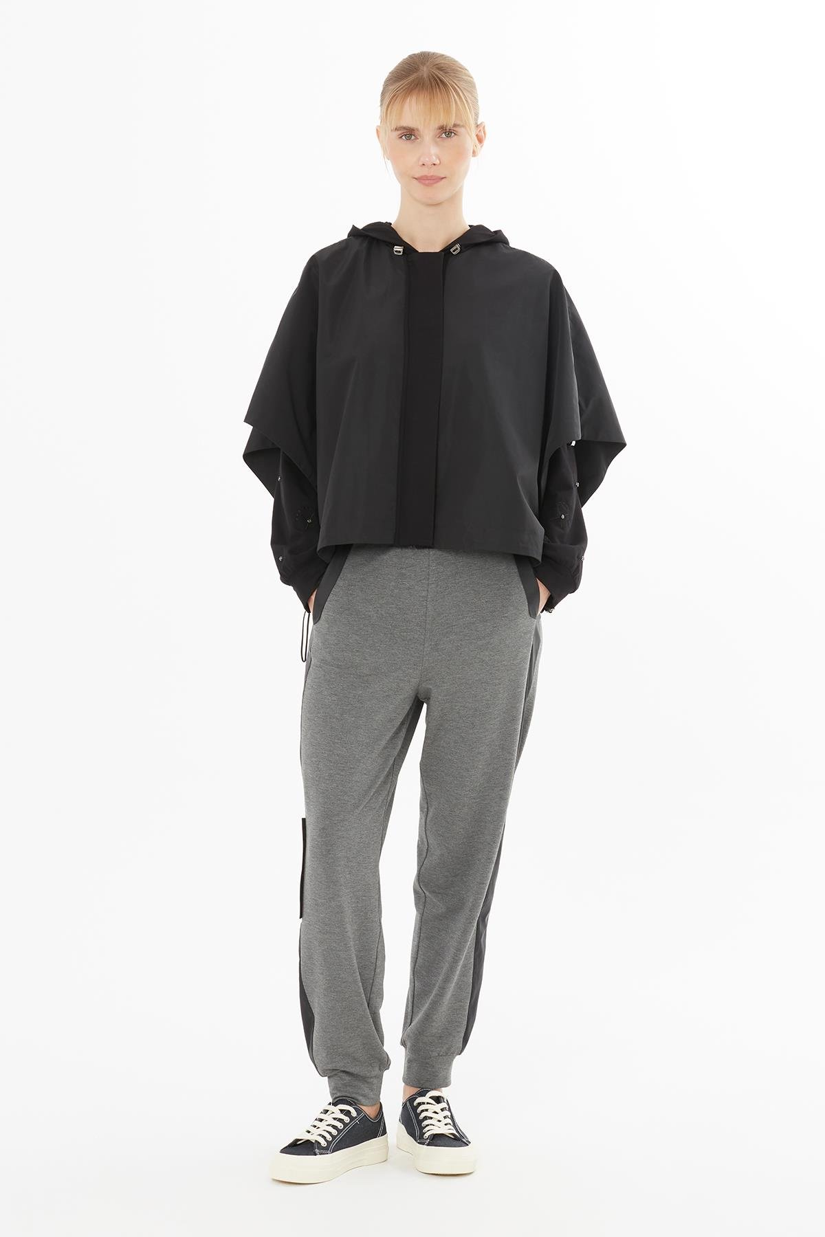 Nakış Üzeri İşleme Detaylı Siyah Yağmurluk