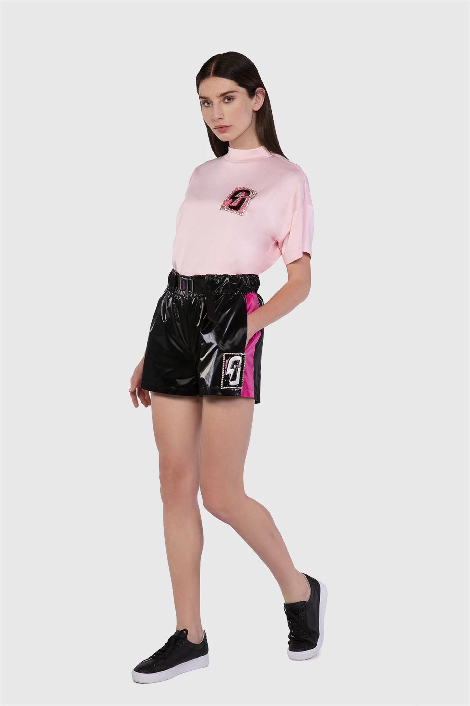 Nakış Ve Kemer Detaylı Yanı Bantlı Yüksek Bel Siyah Şort