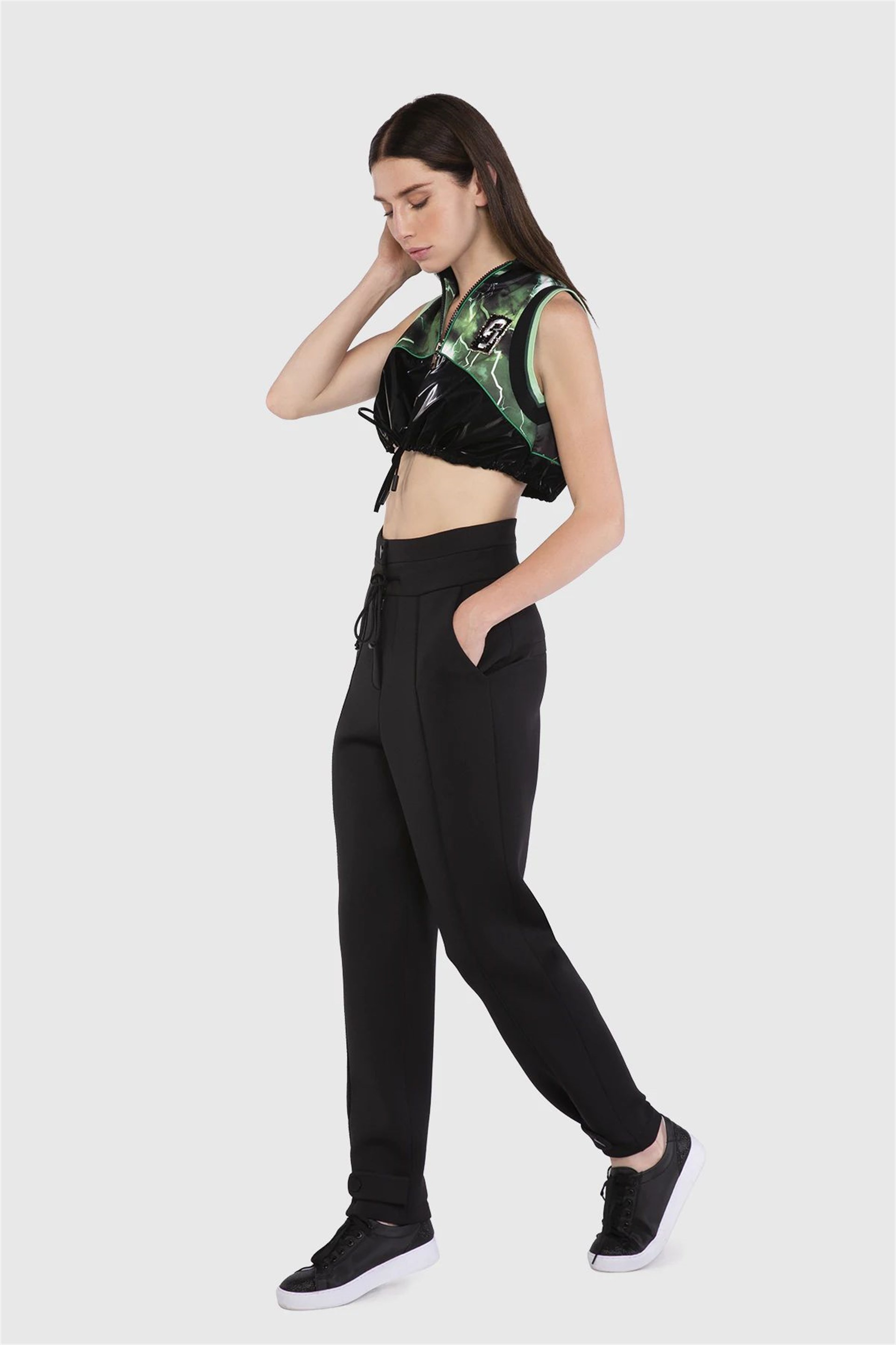 Nakışlı Triko Yakalı Teknik Kumaş Detaylı Yeşil Crop Top