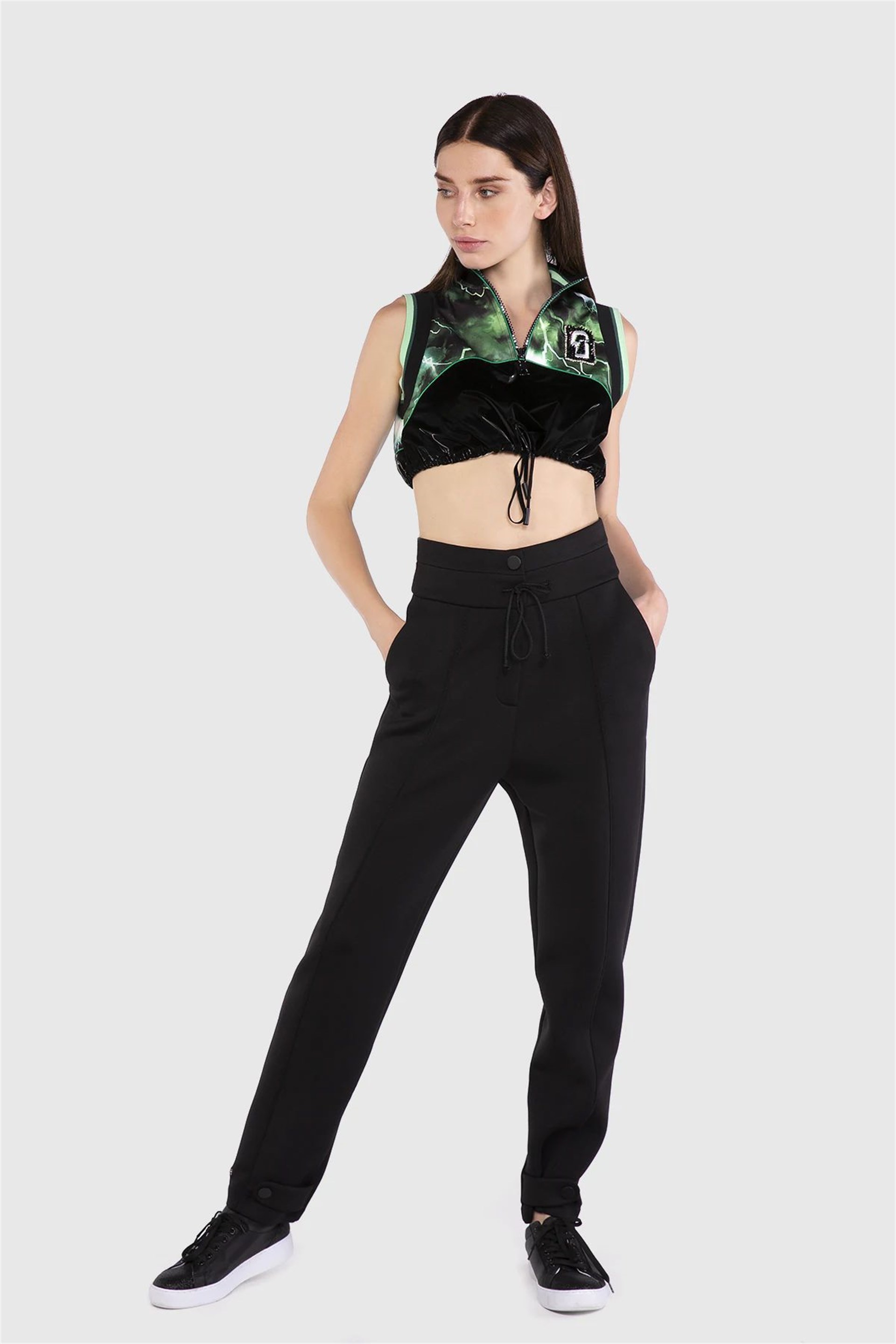 Nakışlı Triko Yakalı Teknik Kumaş Detaylı Yeşil Crop Top