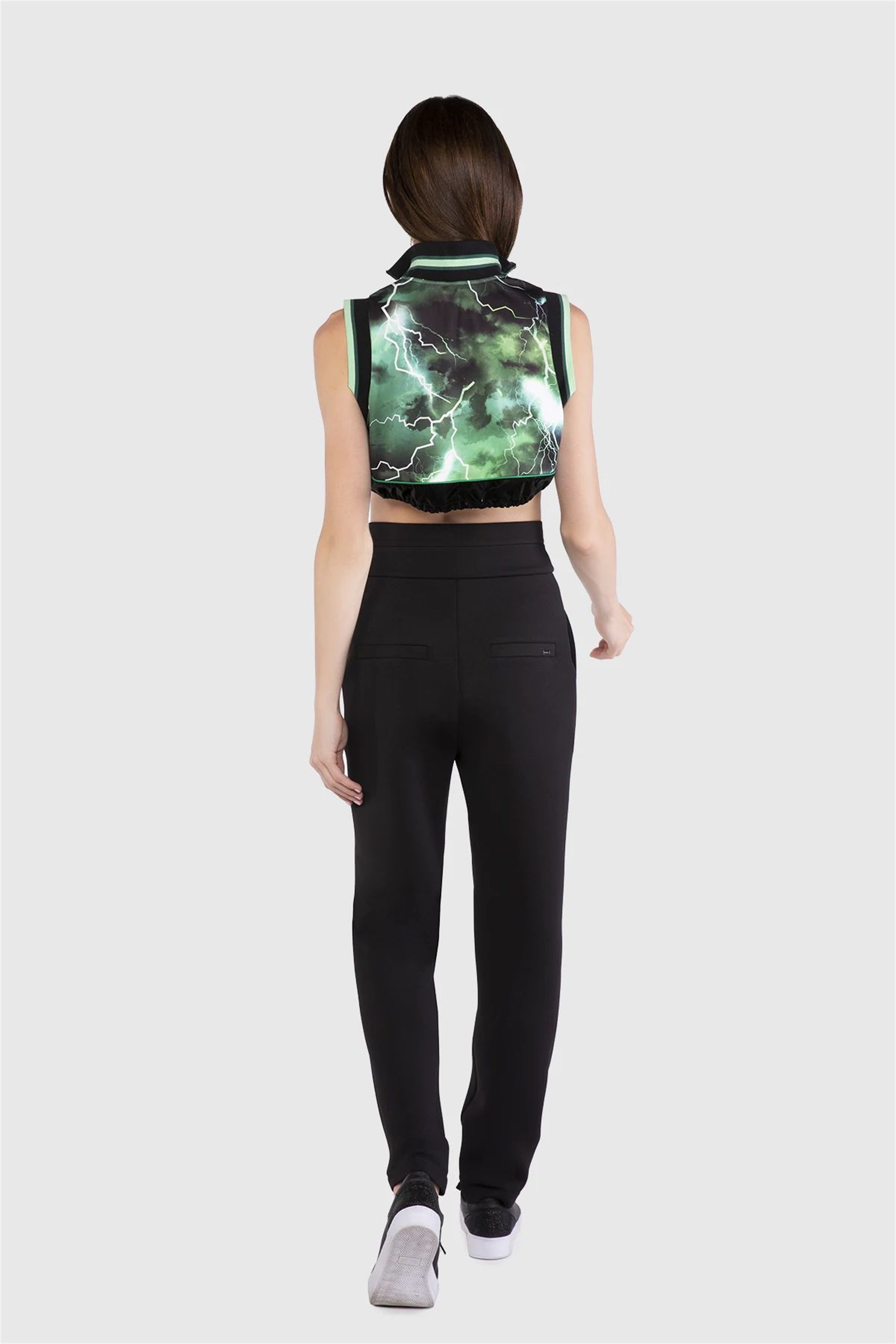 Nakışlı Triko Yakalı Teknik Kumaş Detaylı Yeşil Crop Top
