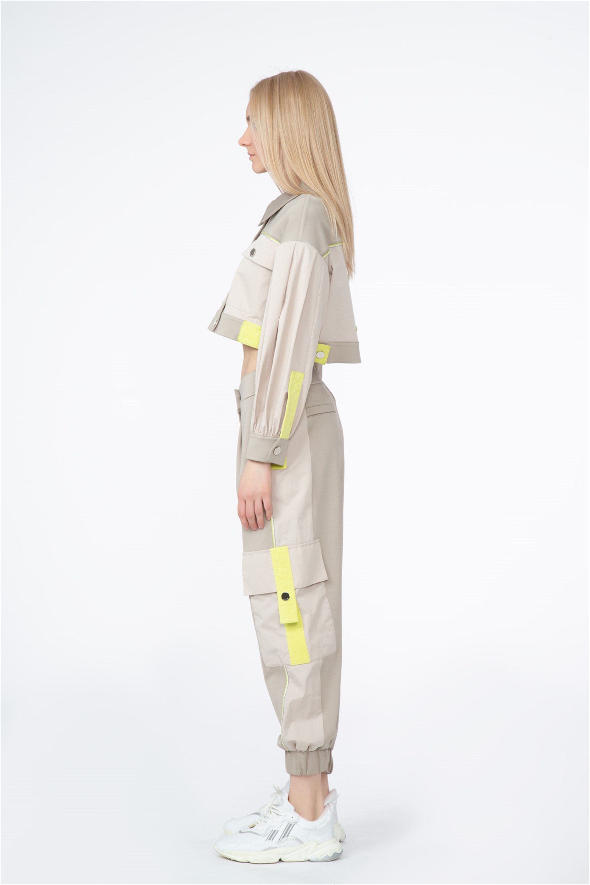 Neon Bant Ve İşleme Nakış Detaylı Crop Bej Ceket