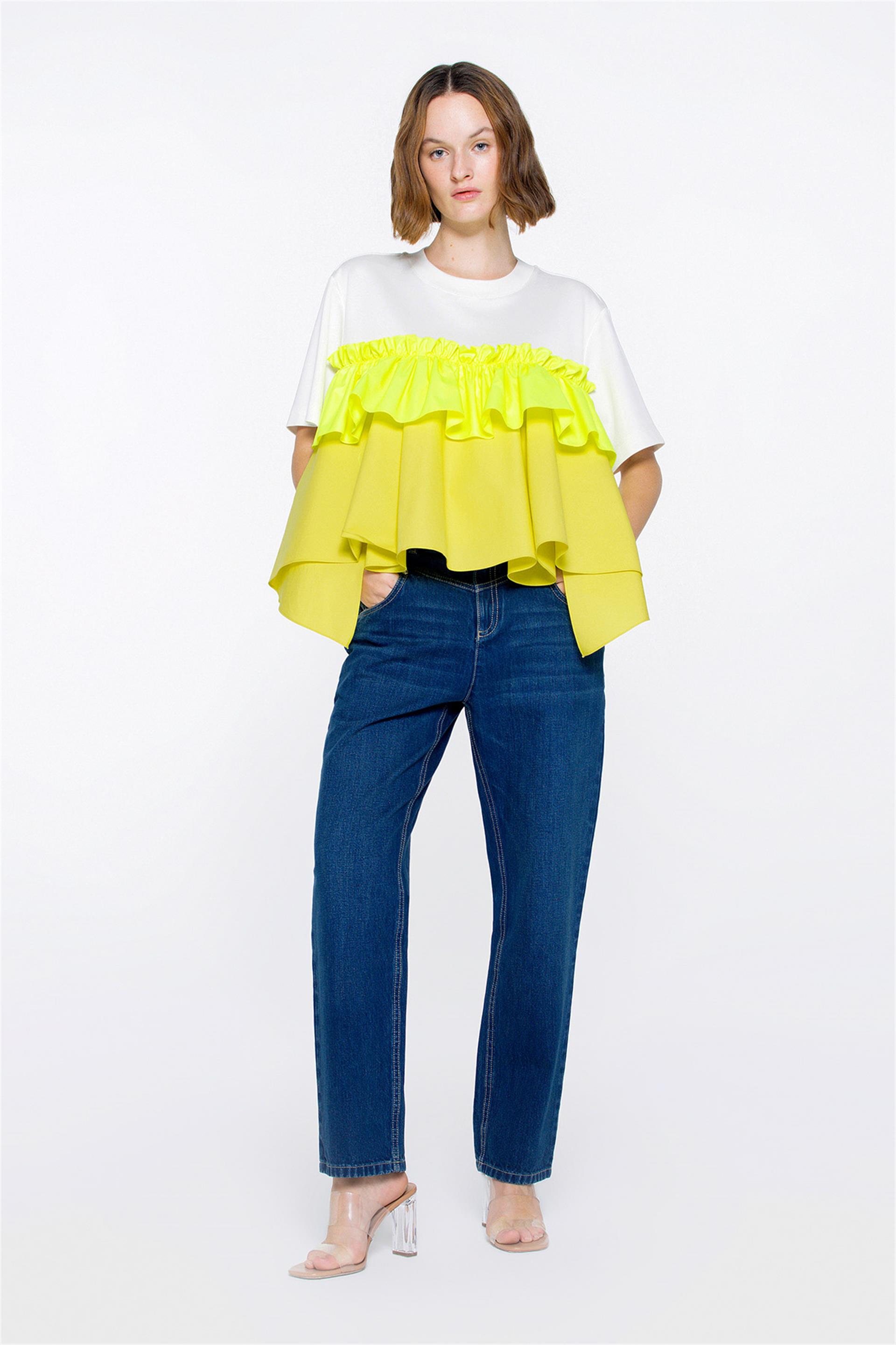 Önde Neon Yağmurluk Kumaş Detaylı Volan Hareketli Ekru Tshirt