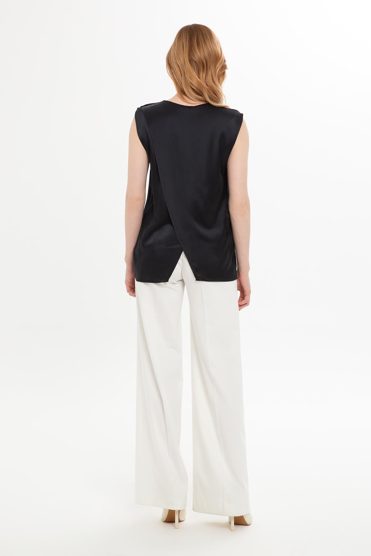 OMUZDAN DÜĞMELİ KOLSUZ BLUZ